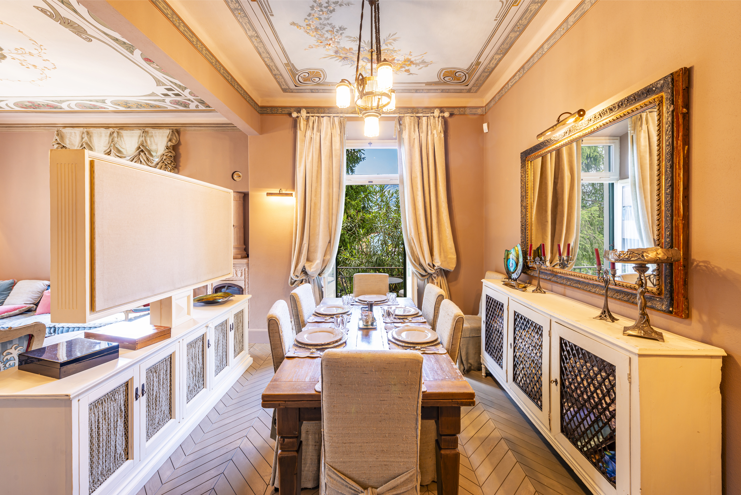 Elegantes Speisezimmer mit Balkonblick