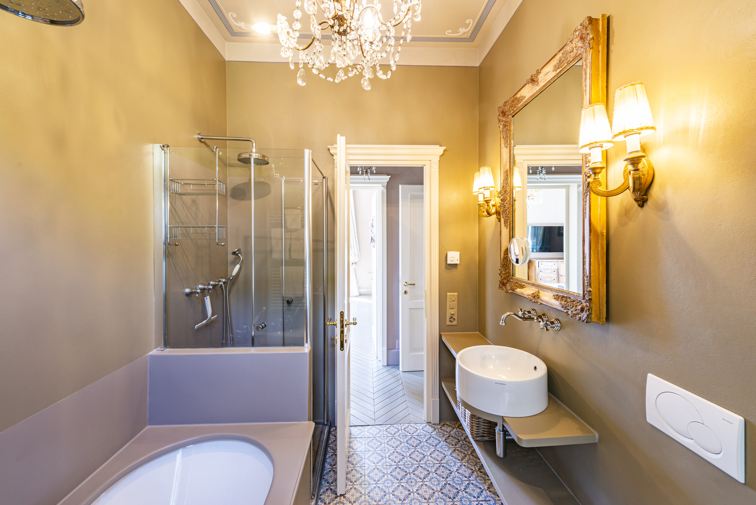 Luxuriöses Badezimmer mit Badewanne und Dusche