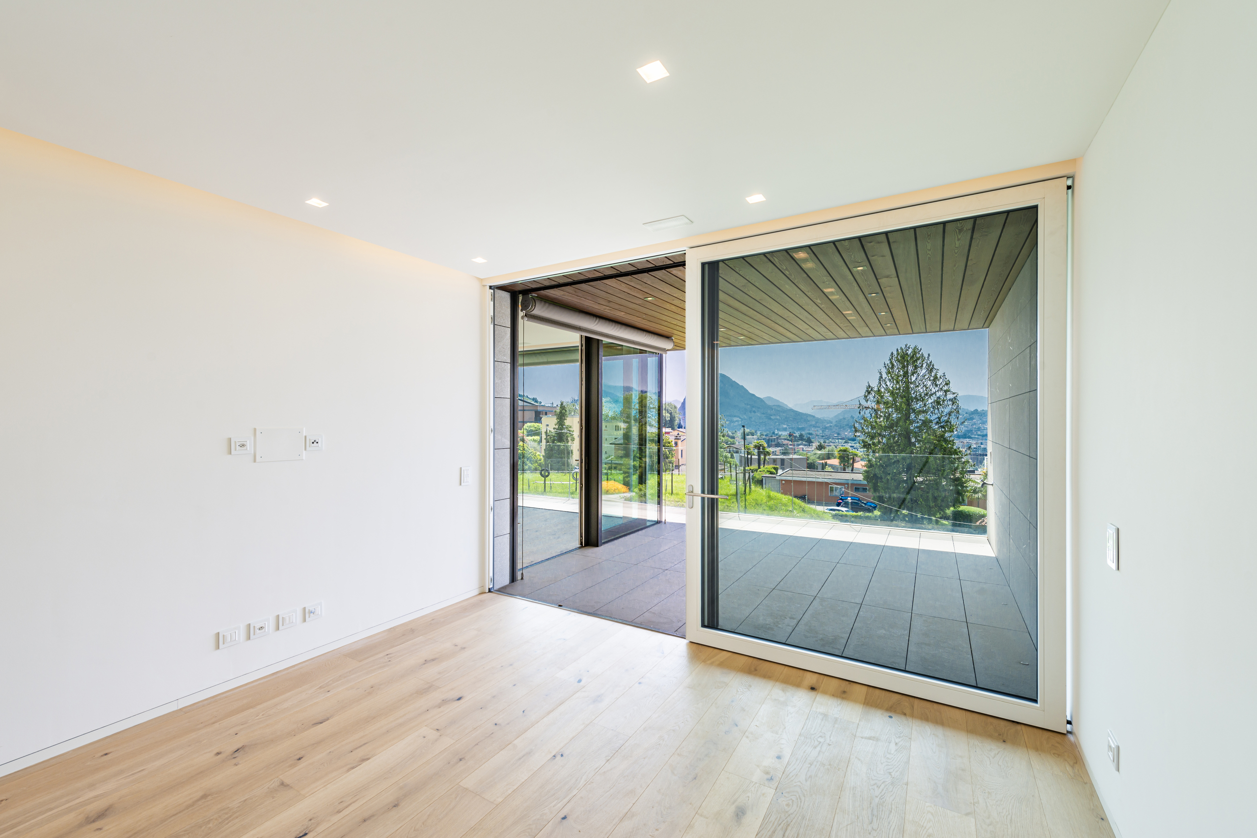Leerer moderner Raum mit Balkonblick