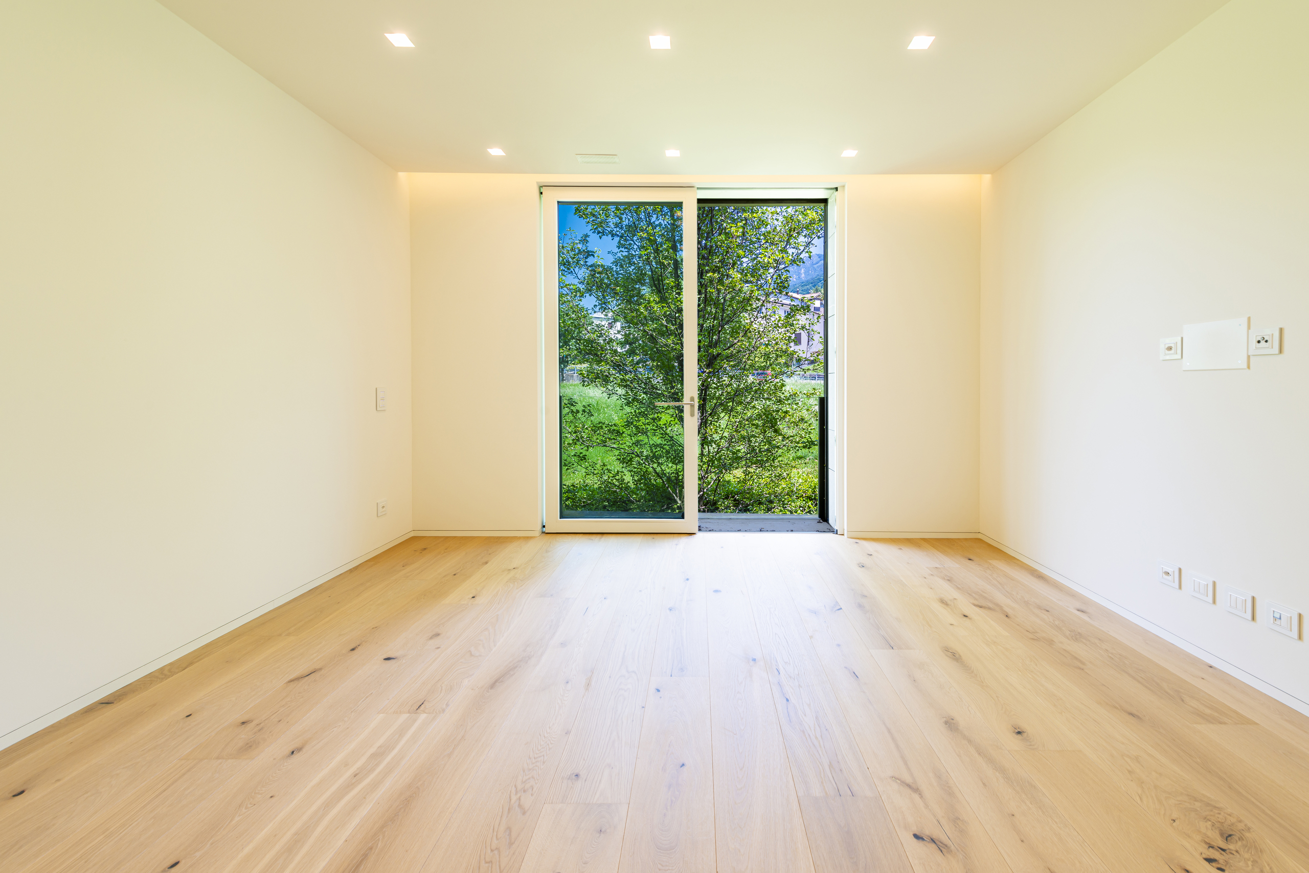 Heller leerer Wohnraum mit Balkon- oder Terrassentür