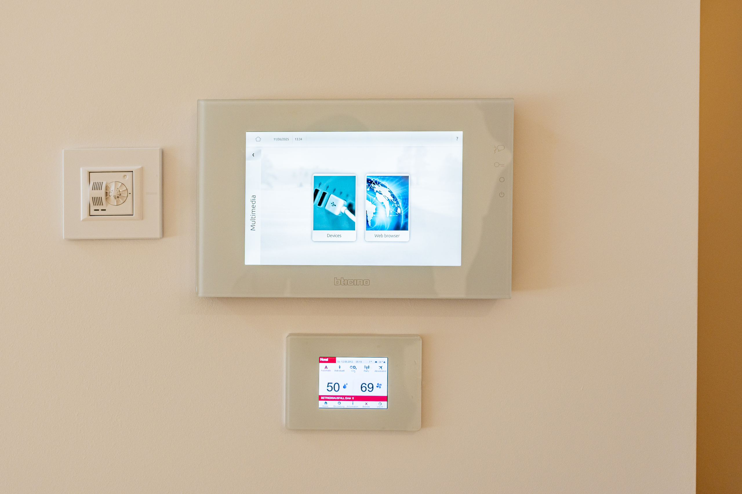 Wand mit Smart-Home-Steuerungen