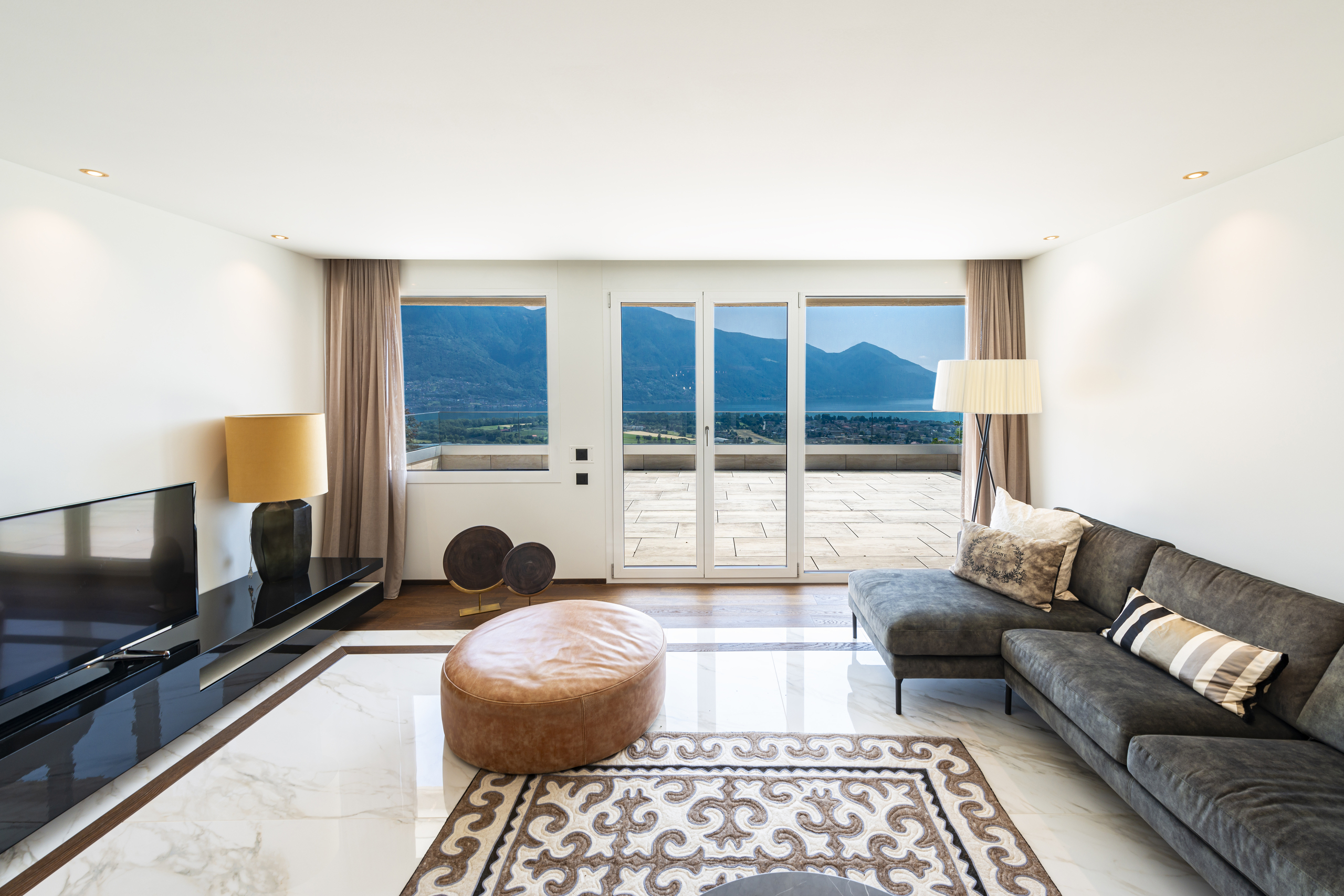 Helles Wohnzimmer mit Seeblick