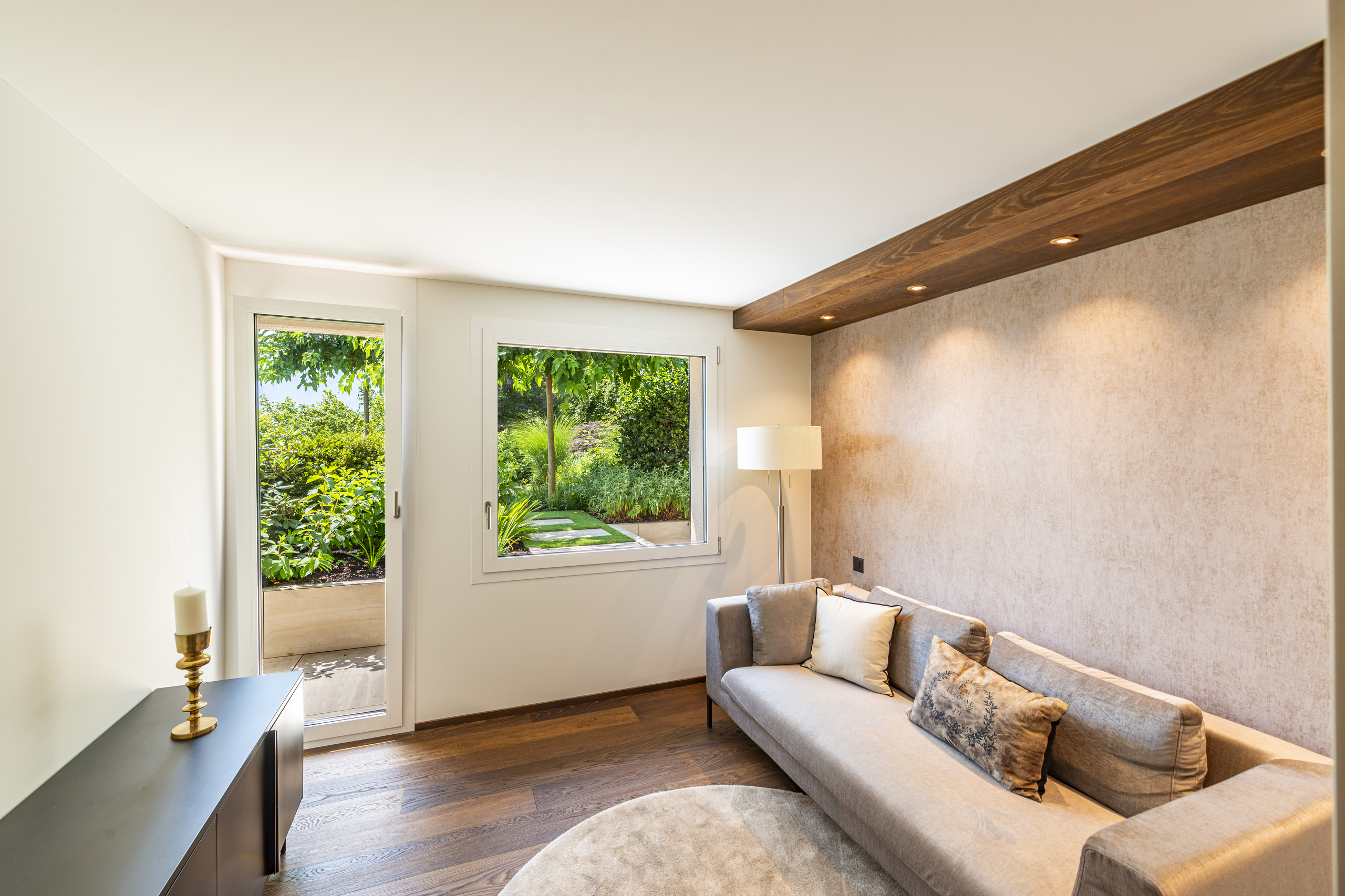 Heller Wohnraum mit Gartenblick