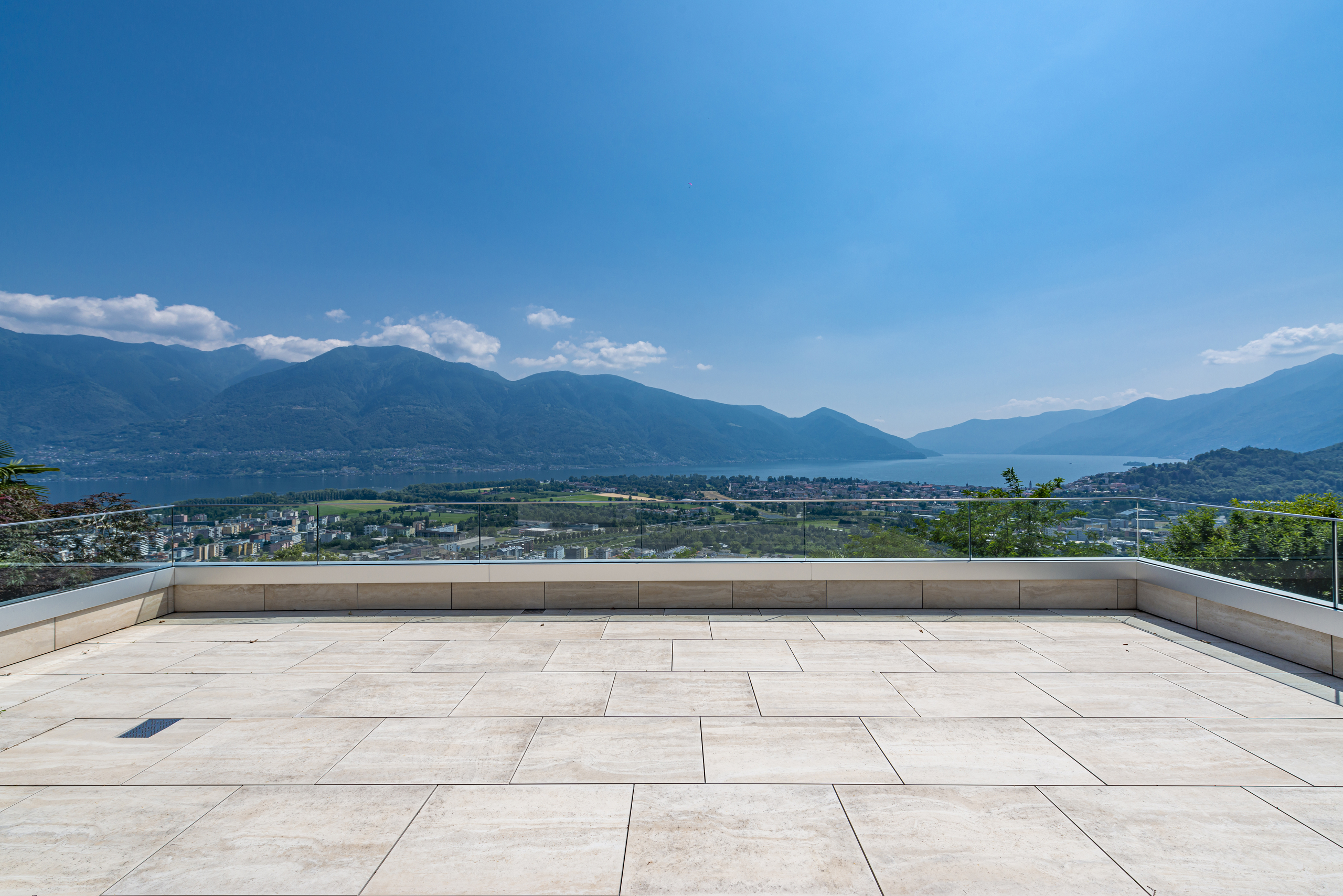 Terrasse mit Panoramablick auf See und Berge