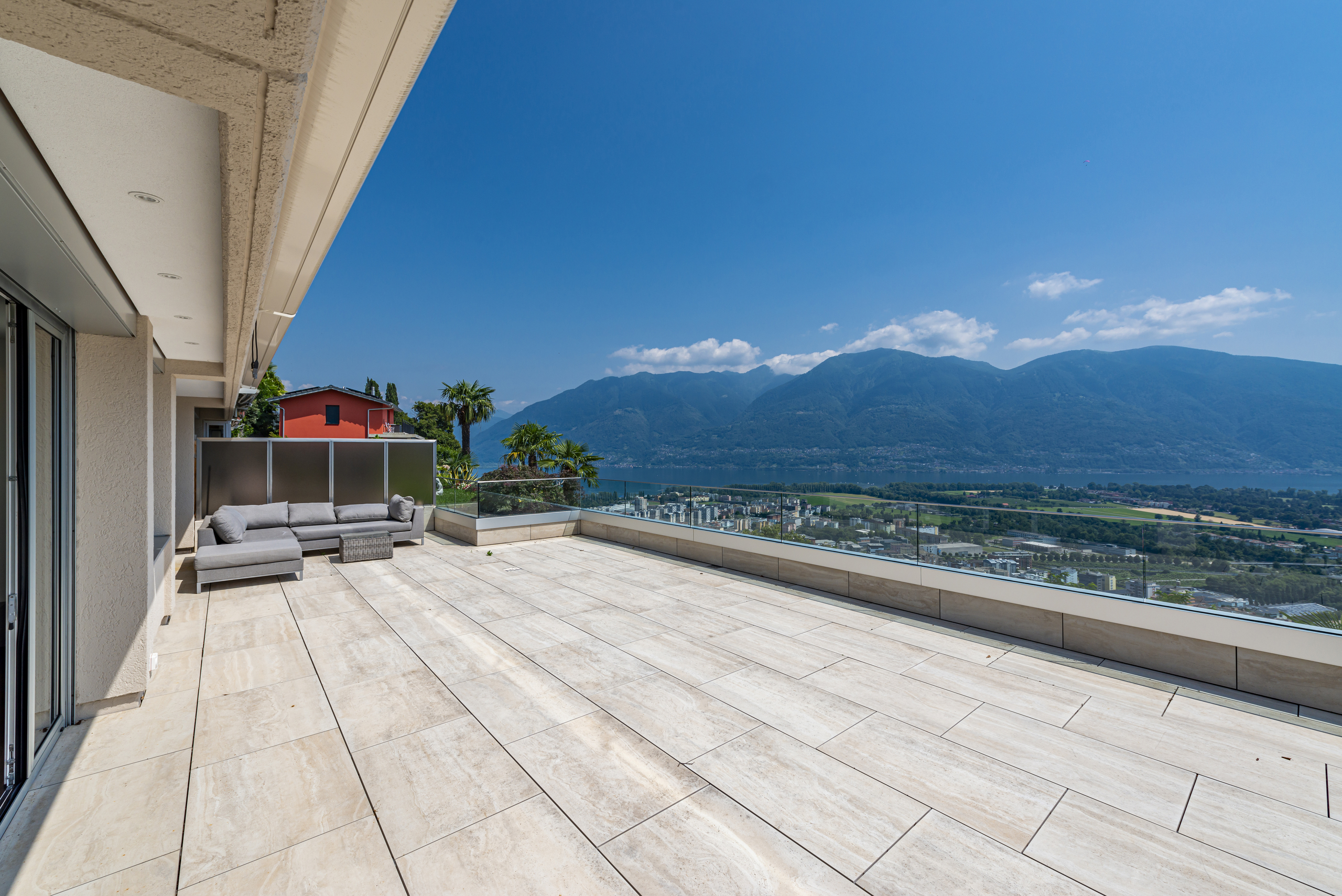 Große Dachterrasse mit Bergblick