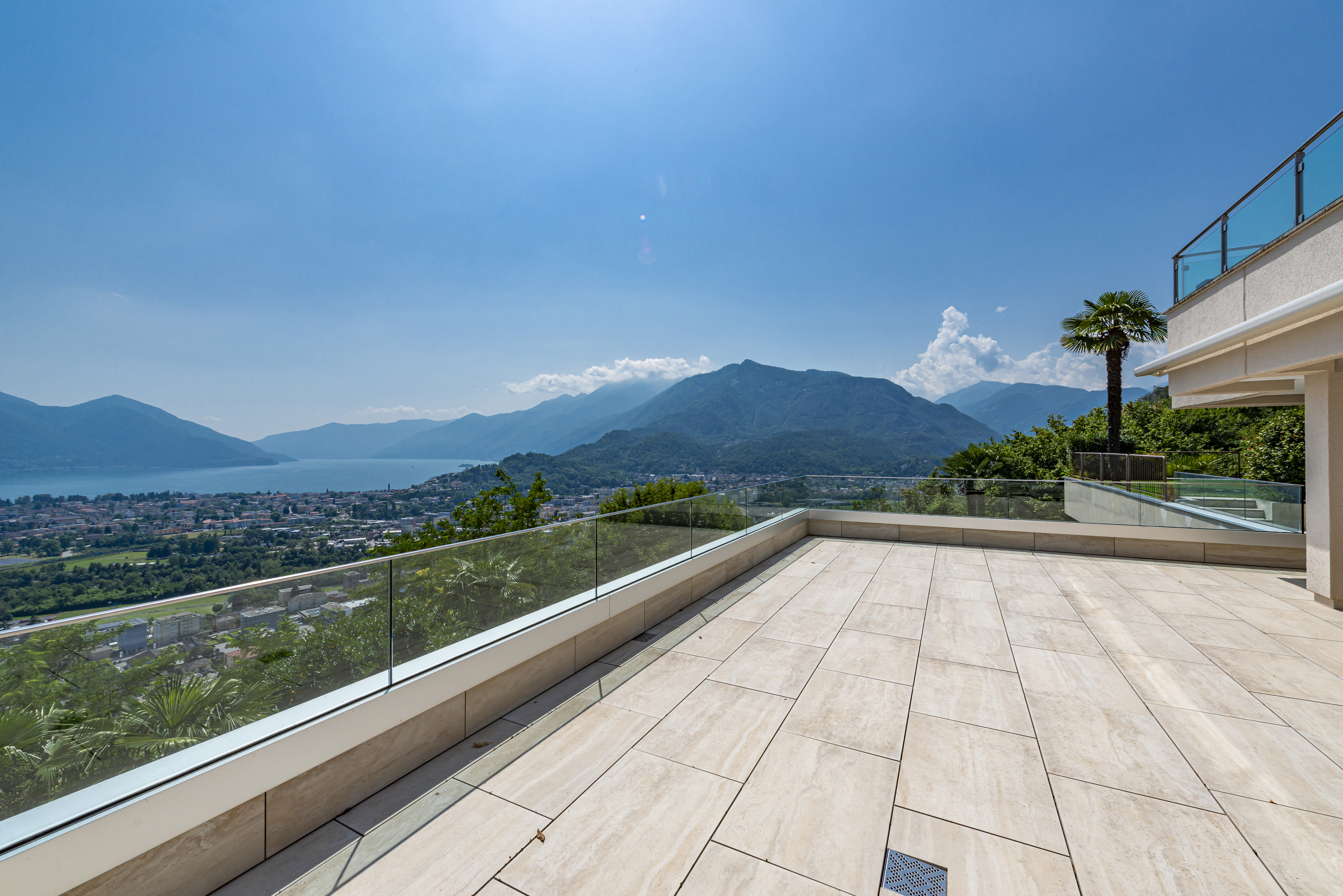 Terrasse mit Panoramablick auf See und Berge