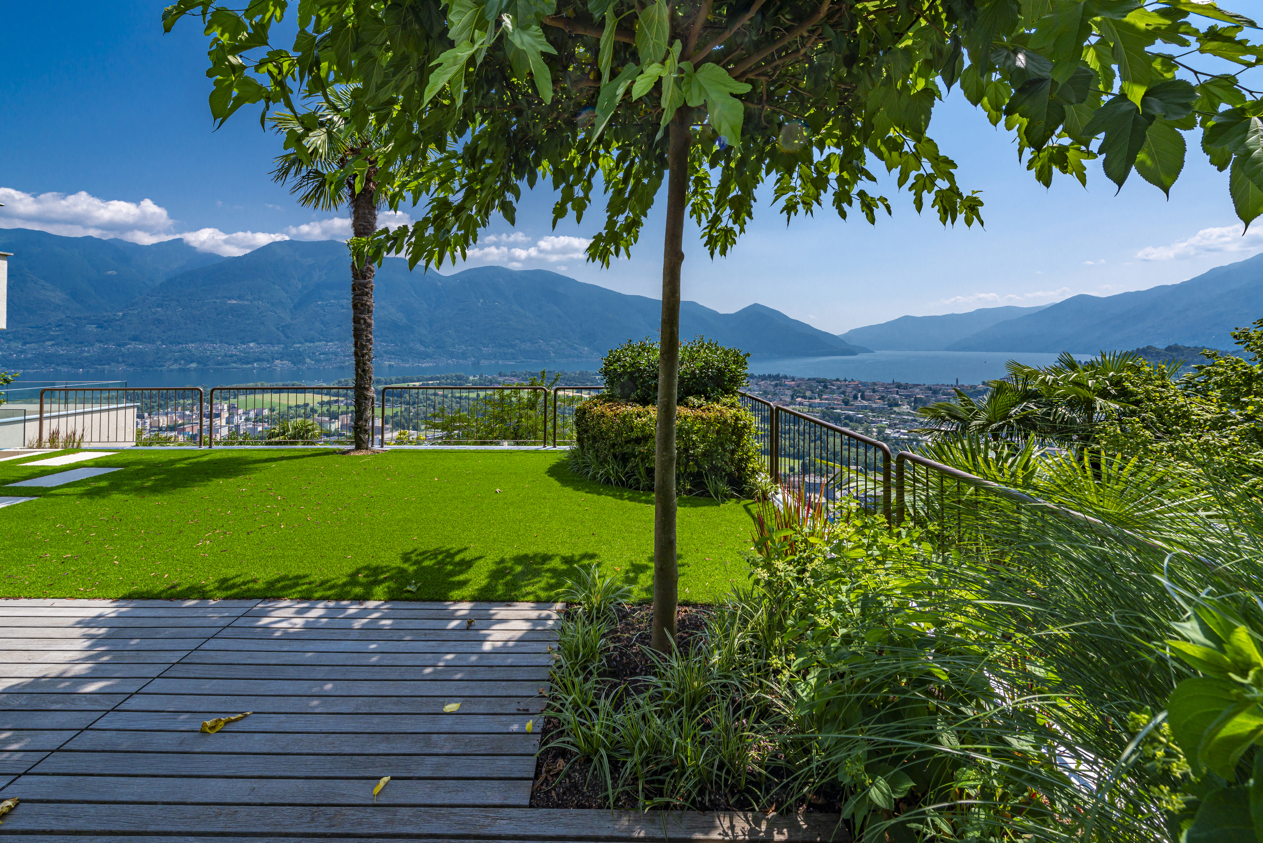 Tropische Gartenterrasse mit Panoramablick