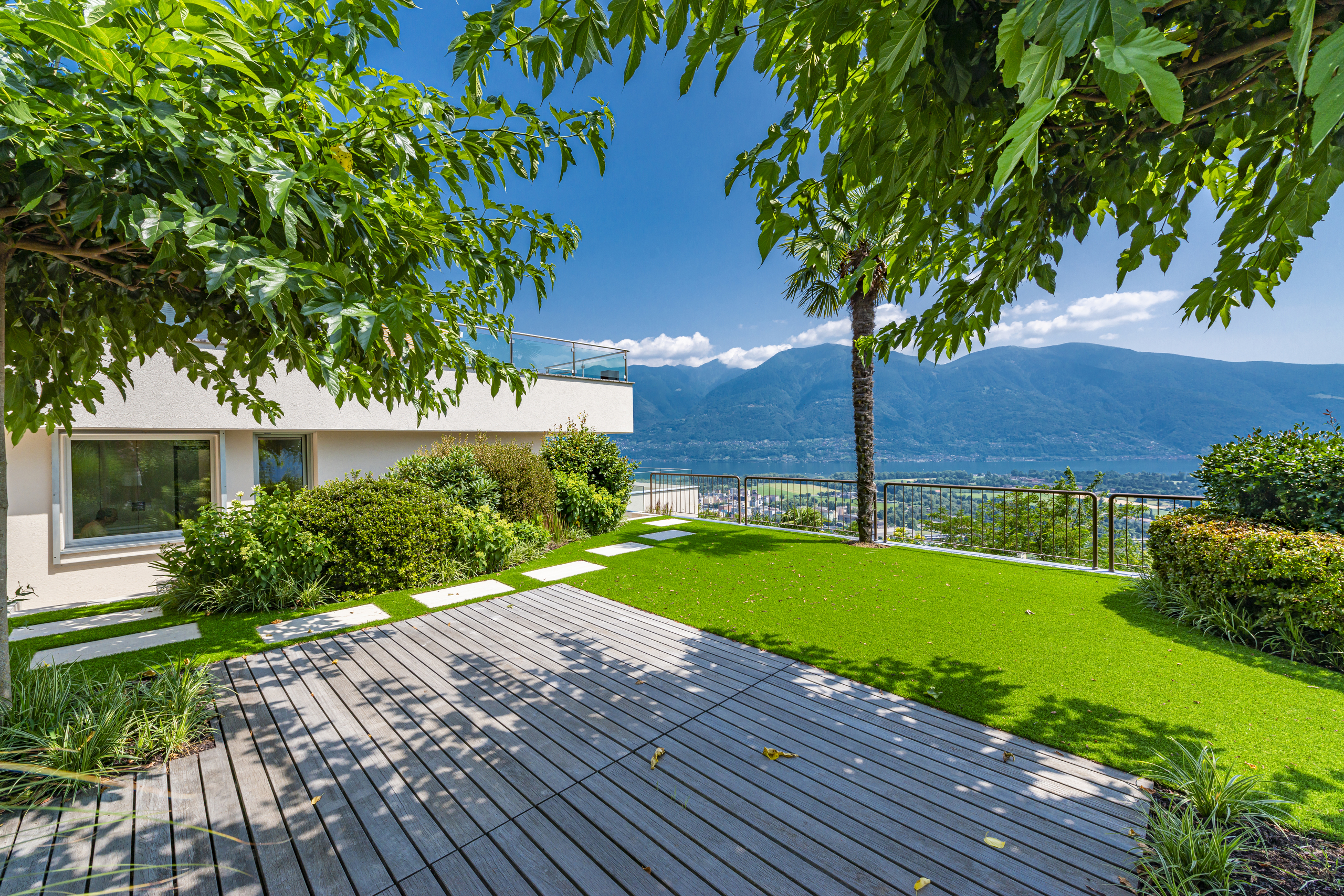 Luxuriöser Garten mit Bergblick