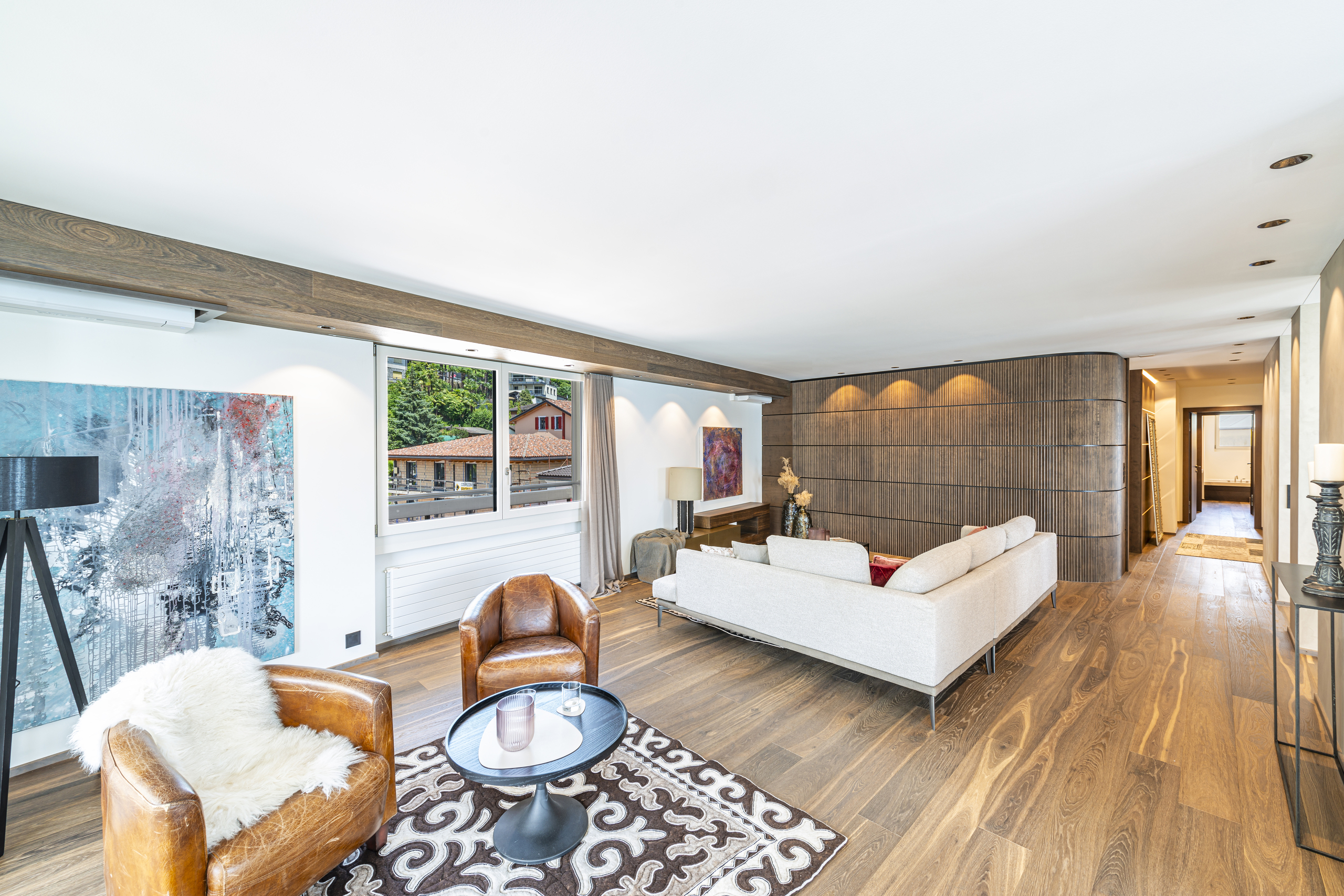 Modernes, helles Wohnzimmer mit Holzdetails