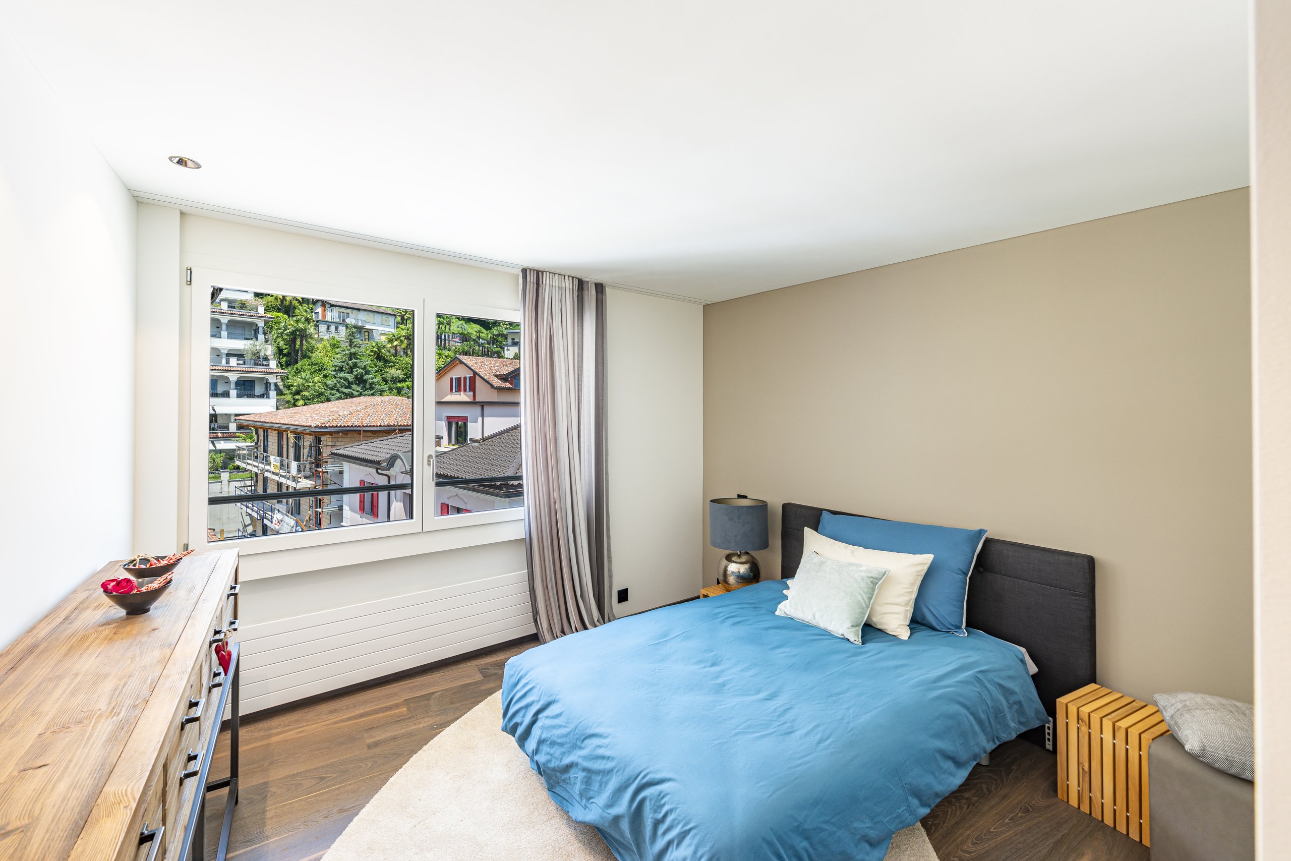 Helles Schlafzimmer mit Stadtblick