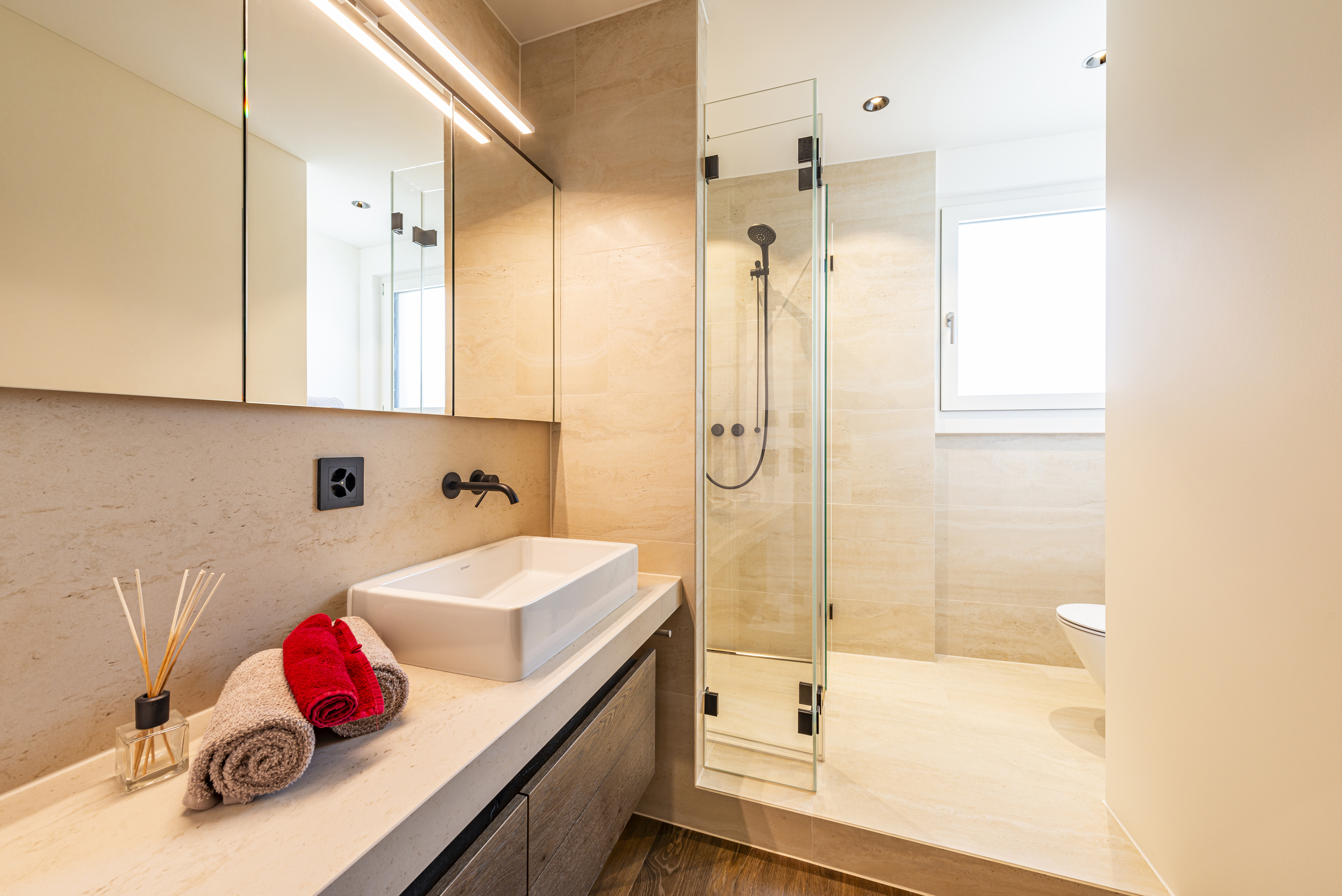 Modernes Badezimmer mit begehbarer Dusche