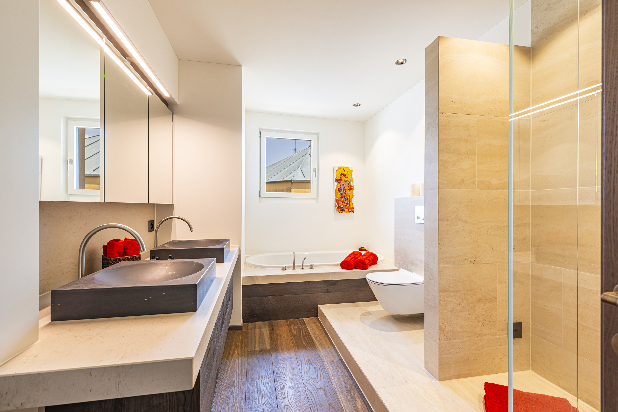 Modernes Badezimmer mit Badewanne und Doppelwaschtisch