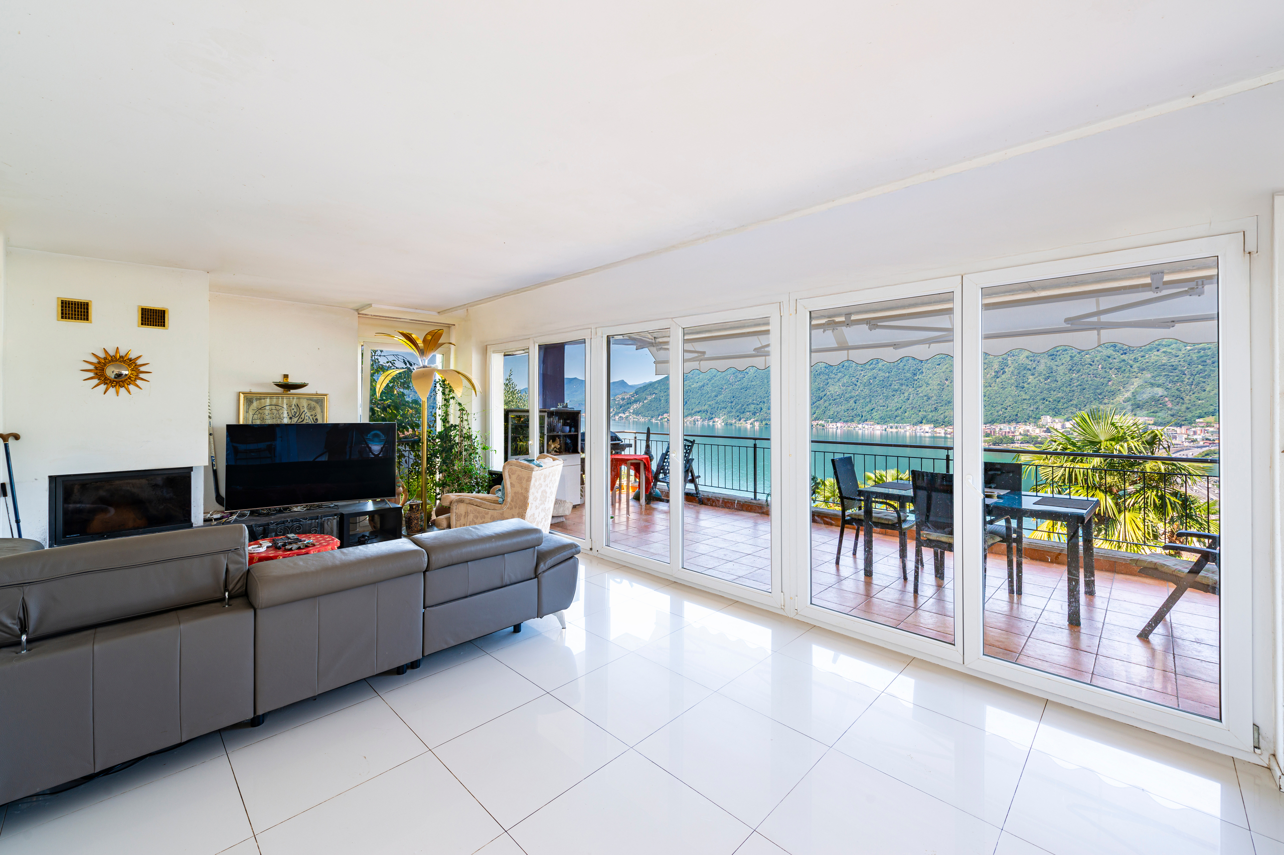 Wohnzimmer mit Seeblick und Balkonzugang