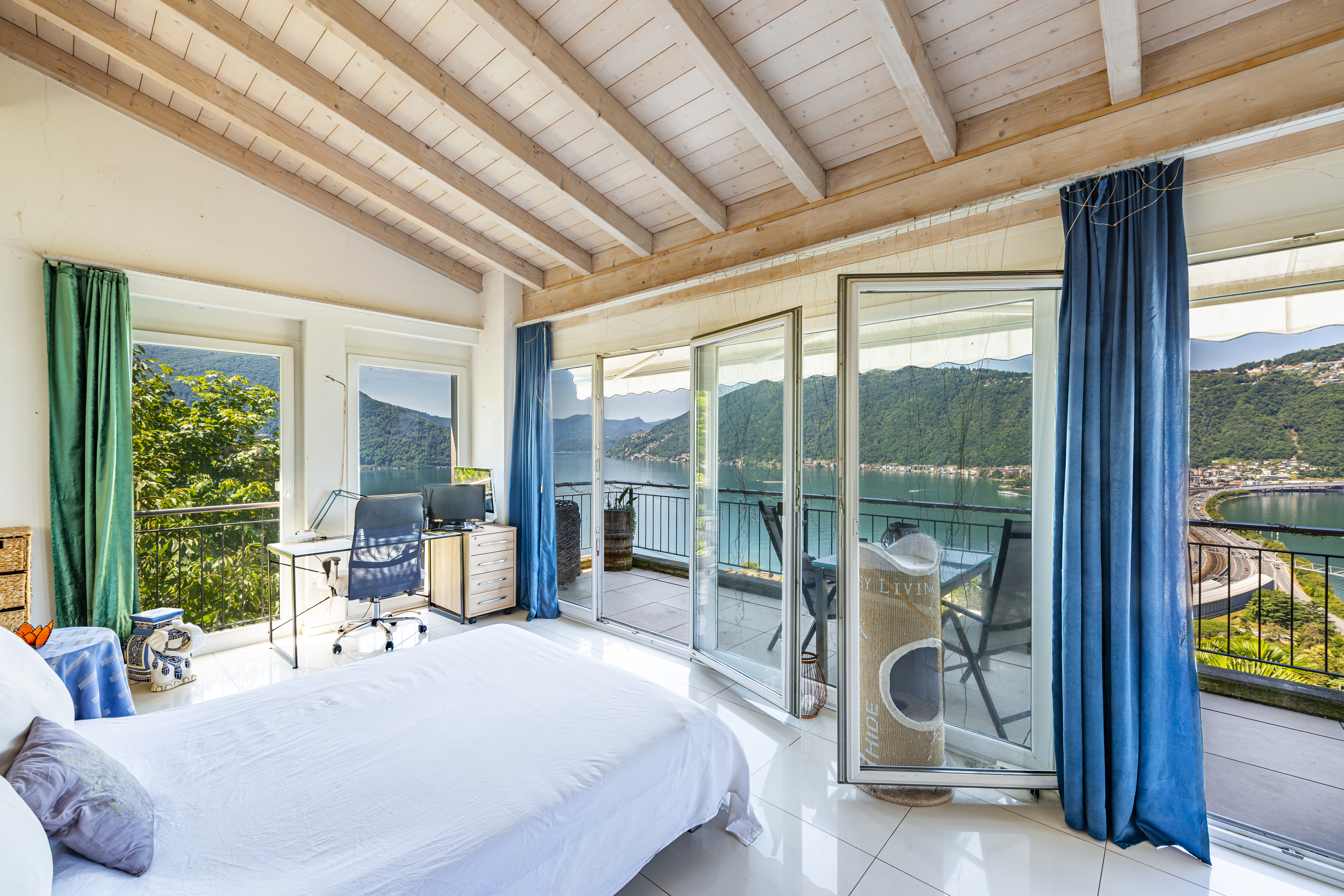Schlafzimmer mit Balkon und Seeblick