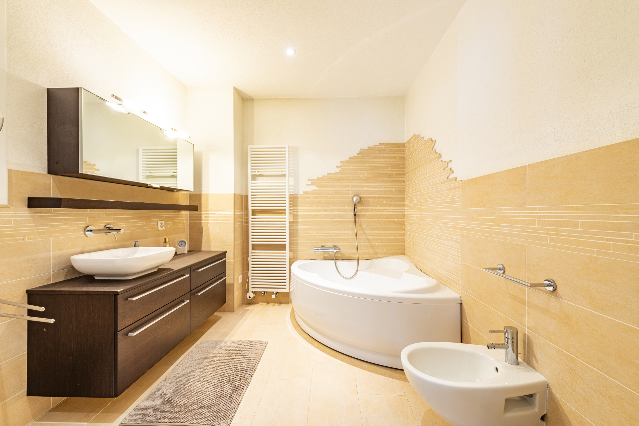 Helles Badezimmer mit freistehender Wanne