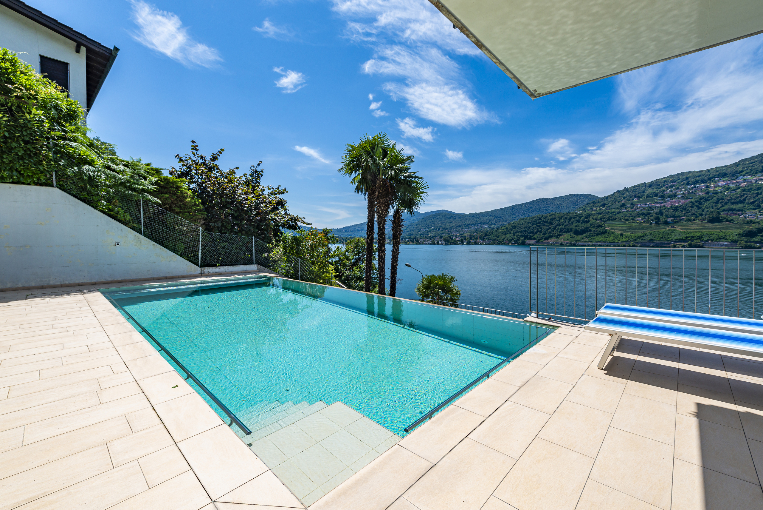 Poolterrasse mit Seeblick