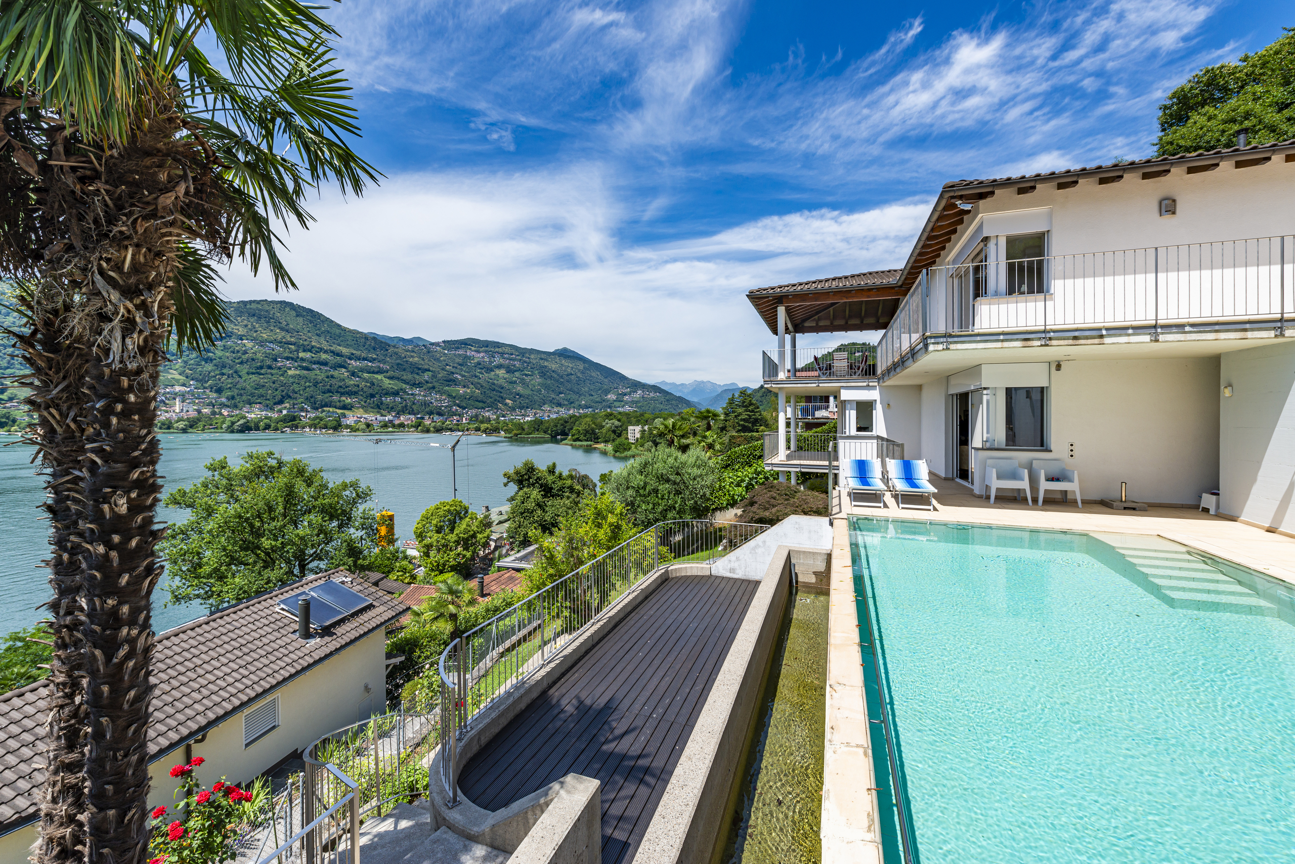 Luxusvilla mit Pool und Seeblick