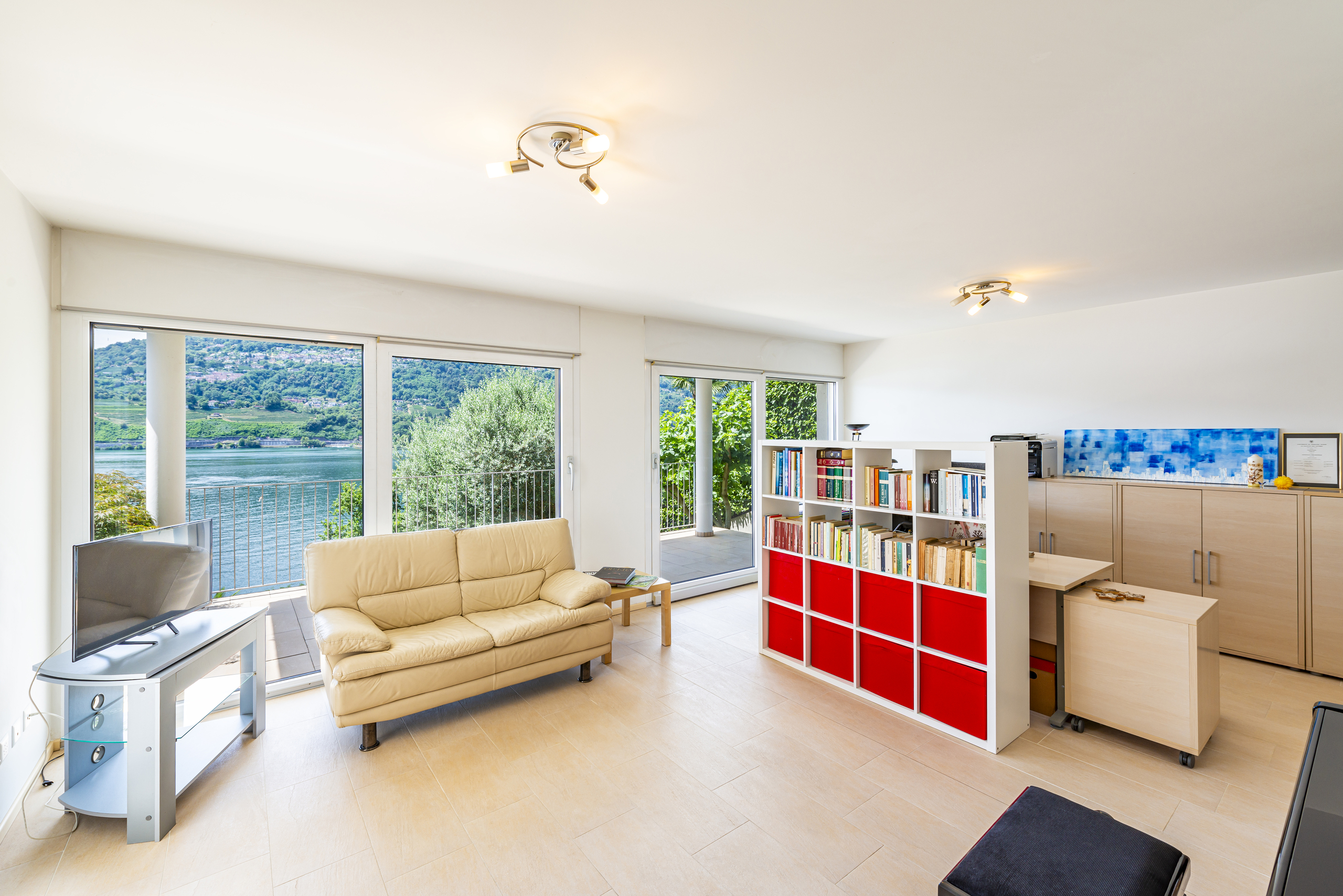 Helles Wohnzimmer mit Seeblick