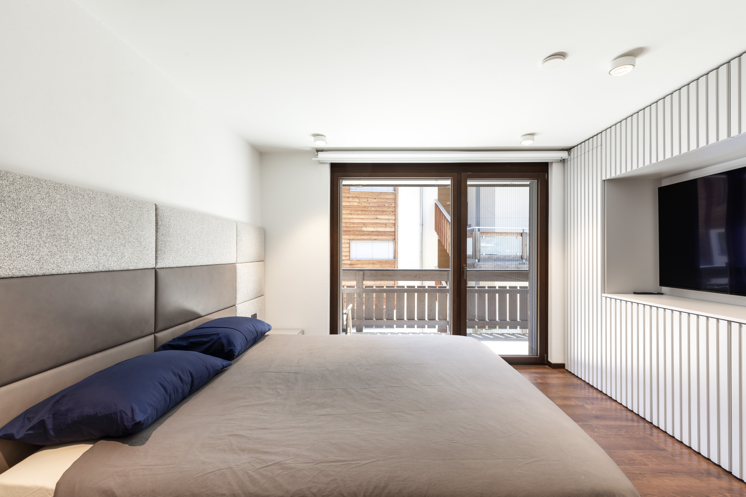 Modernes Schlafzimmer mit Balkonzugang