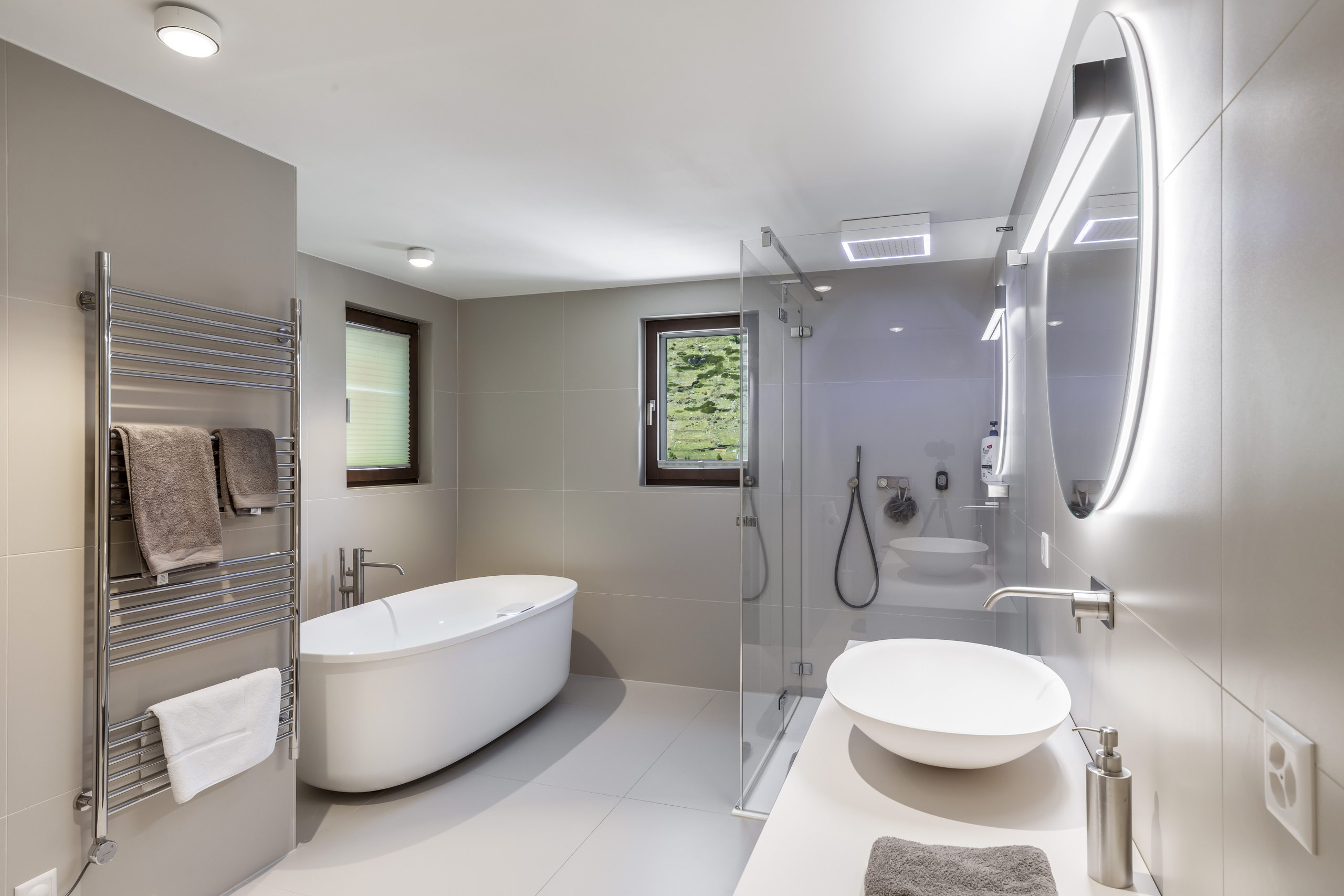 Modernes Badezimmer mit Badewanne und Glasdusche