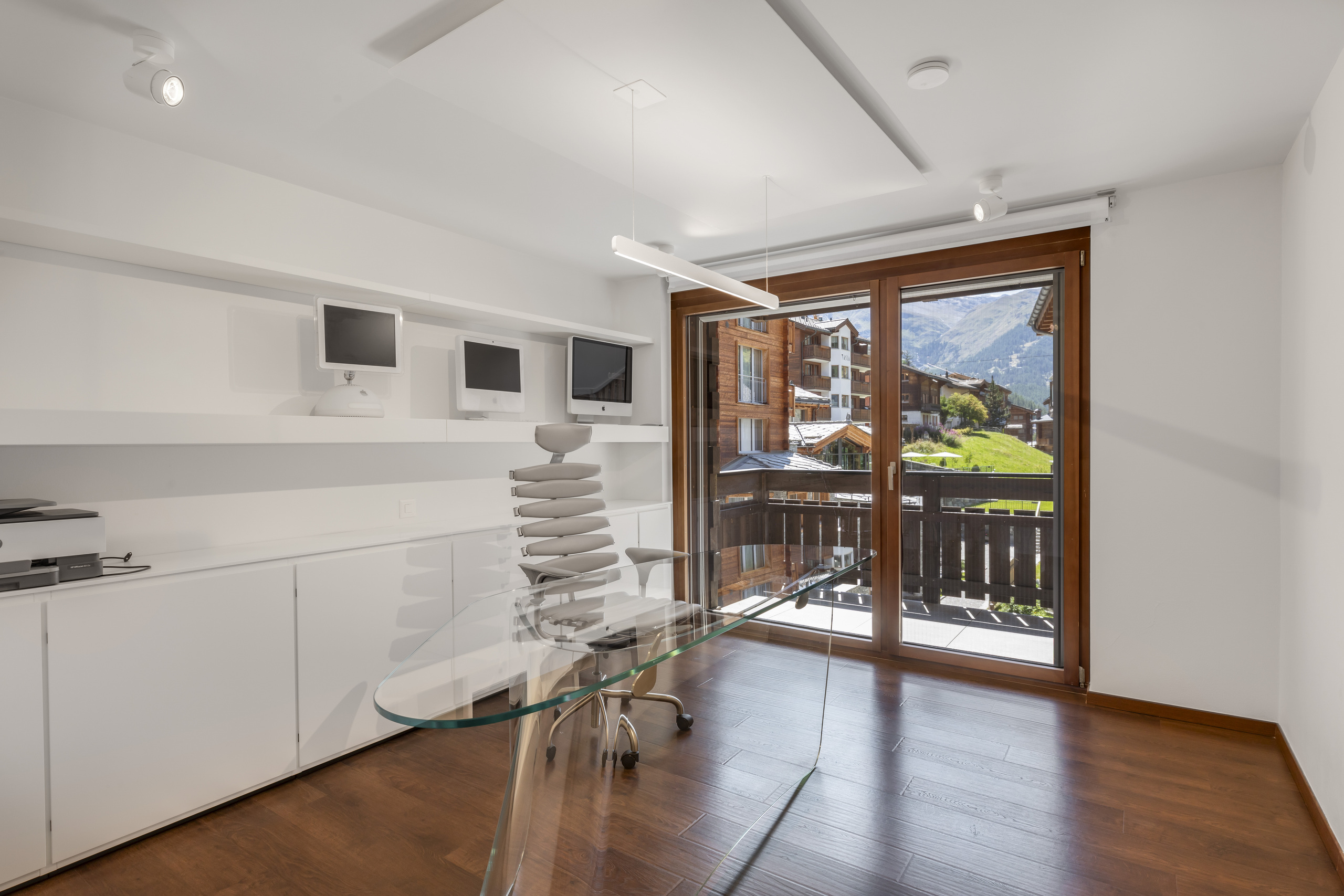 Helles Arbeitszimmer mit Bergblick