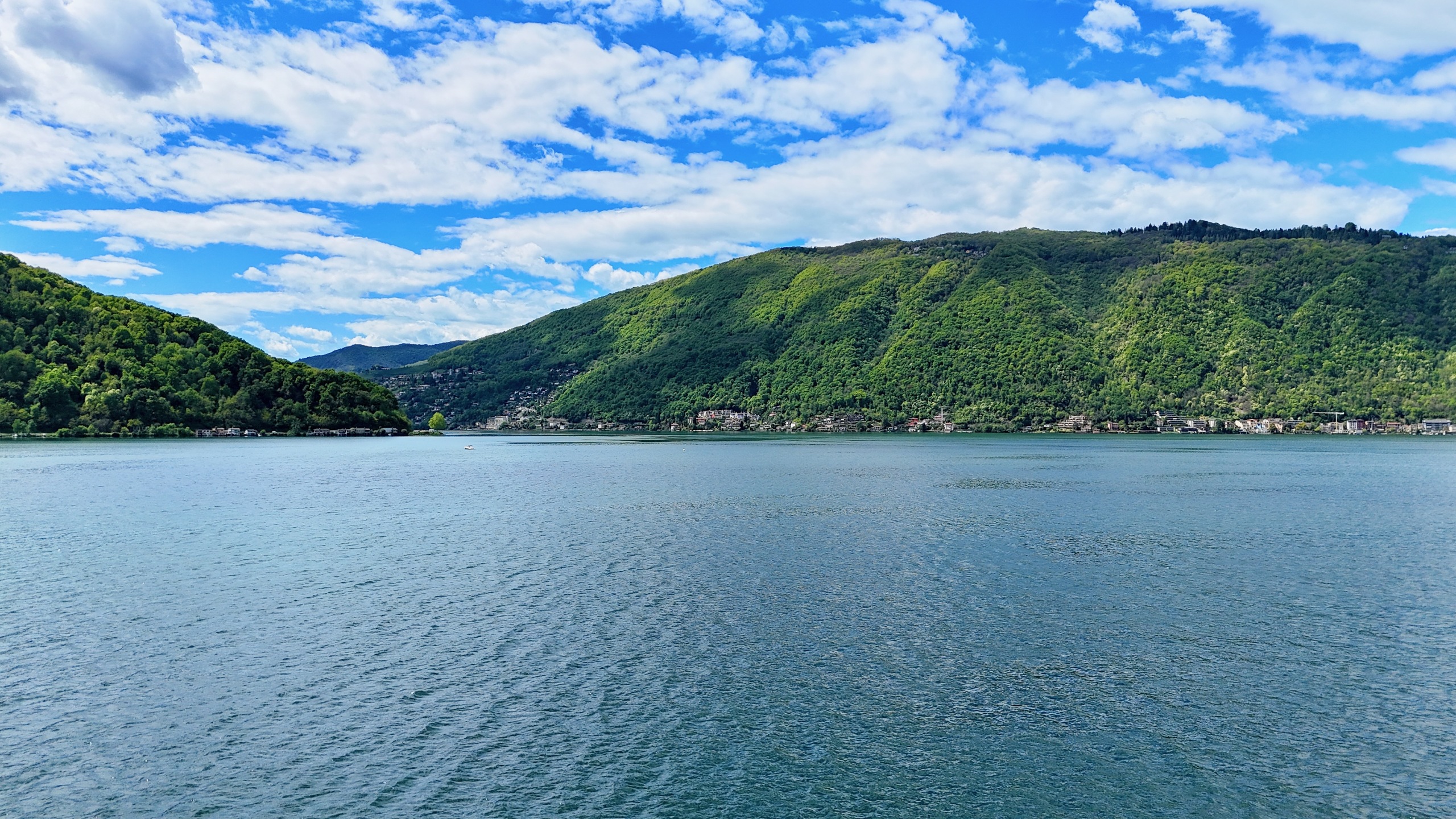 Seeblick mit bewaldeten Bergen