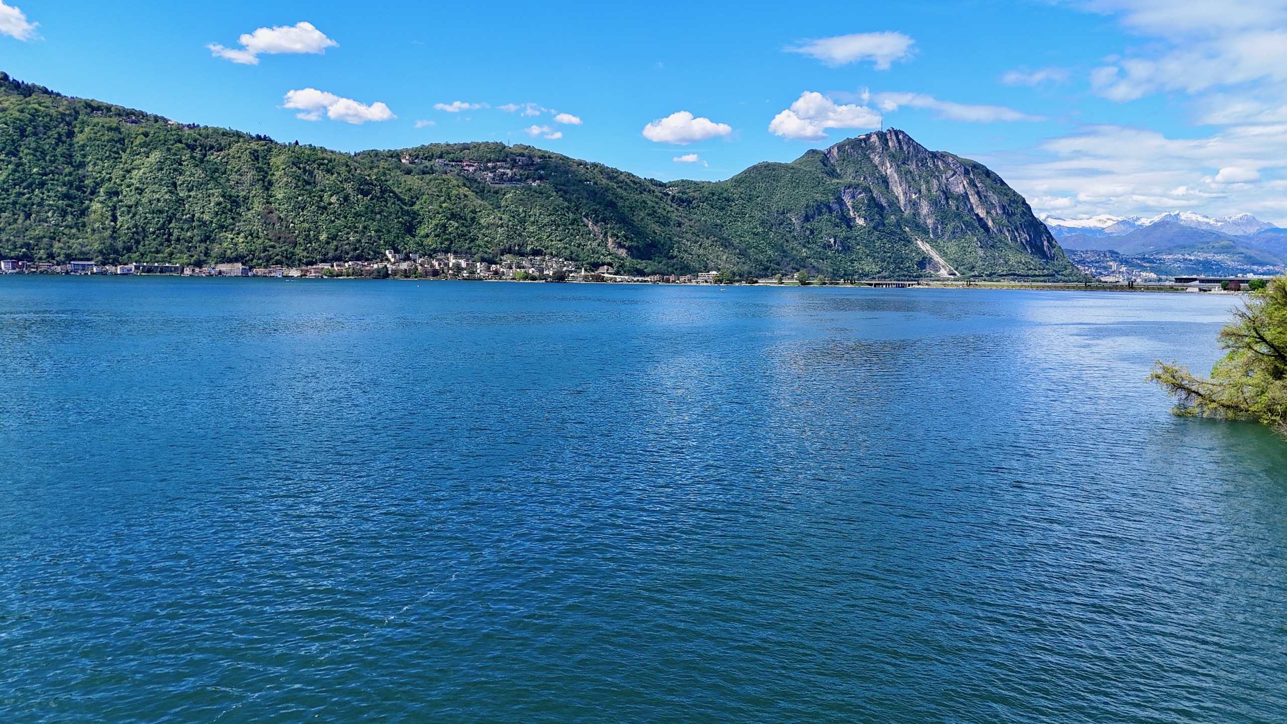 Seeblick mit Bergen