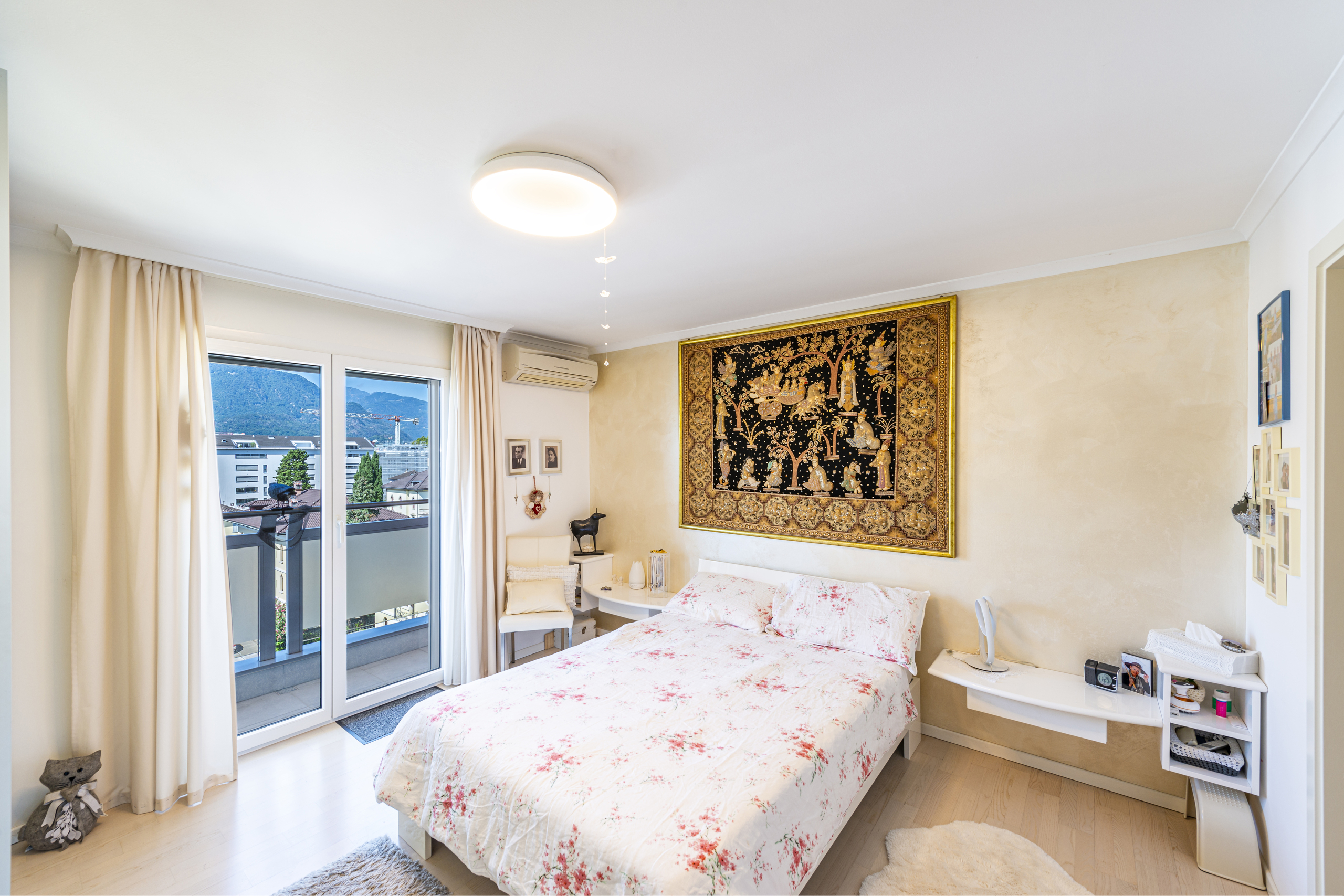 Helles Schlafzimmer mit Balkonblick