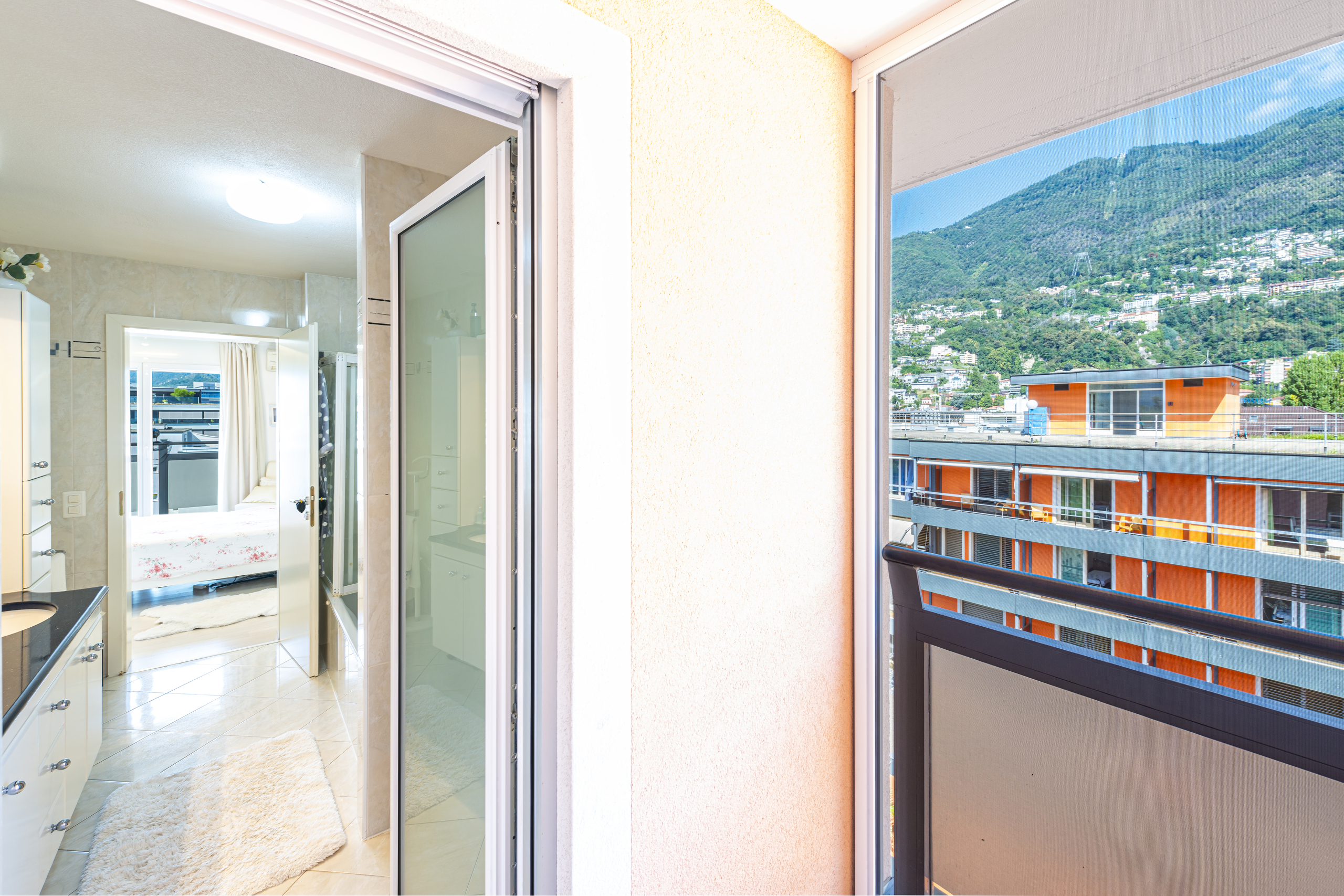 Helles Badezimmer mit Balkonblick