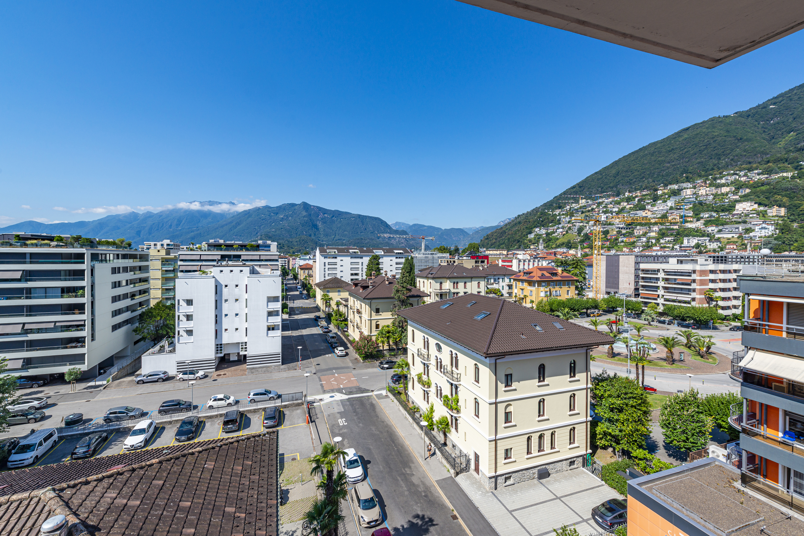 Stadtblick mit Bergkulisse