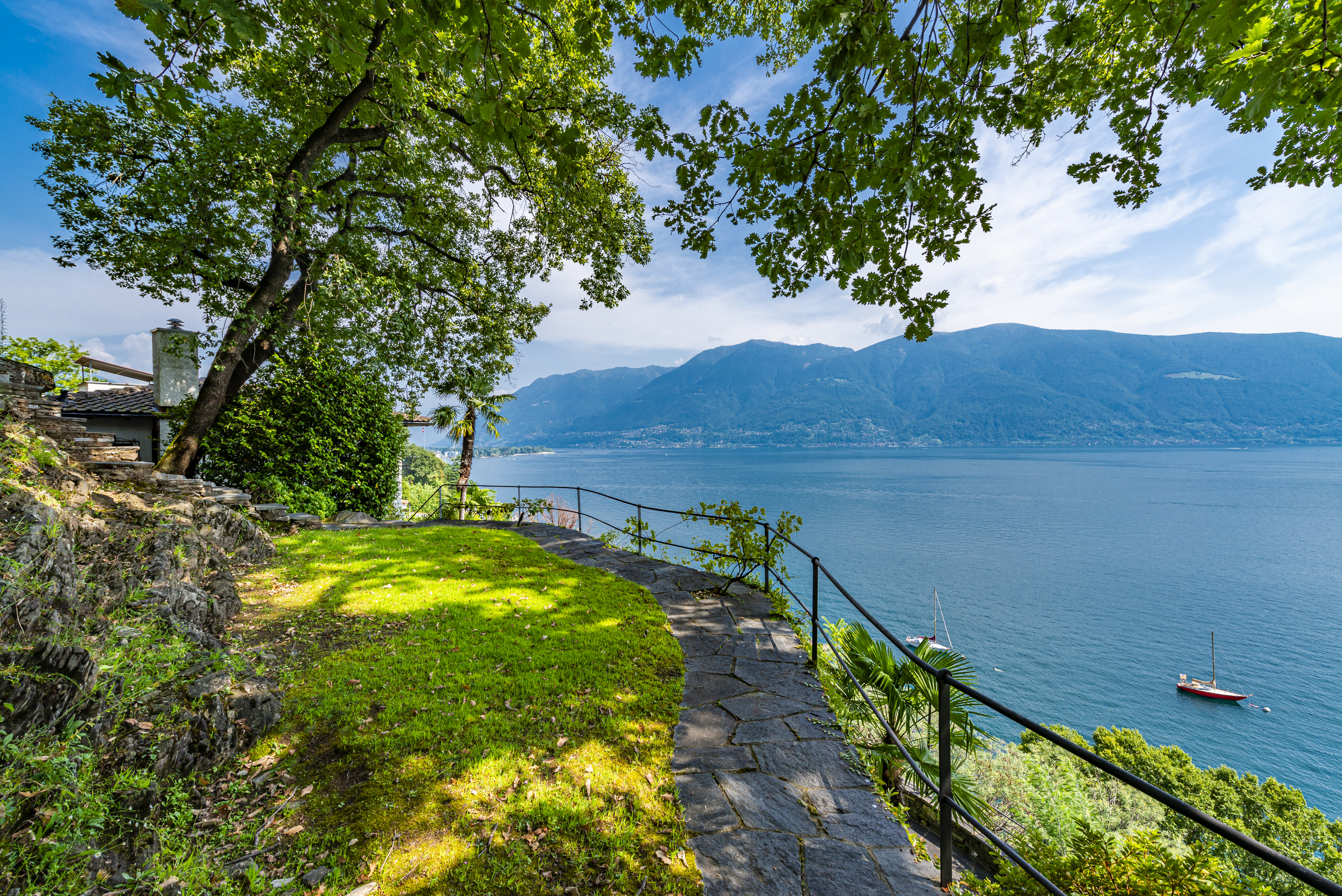 Seeterrasse mit Garten und Panoramablick