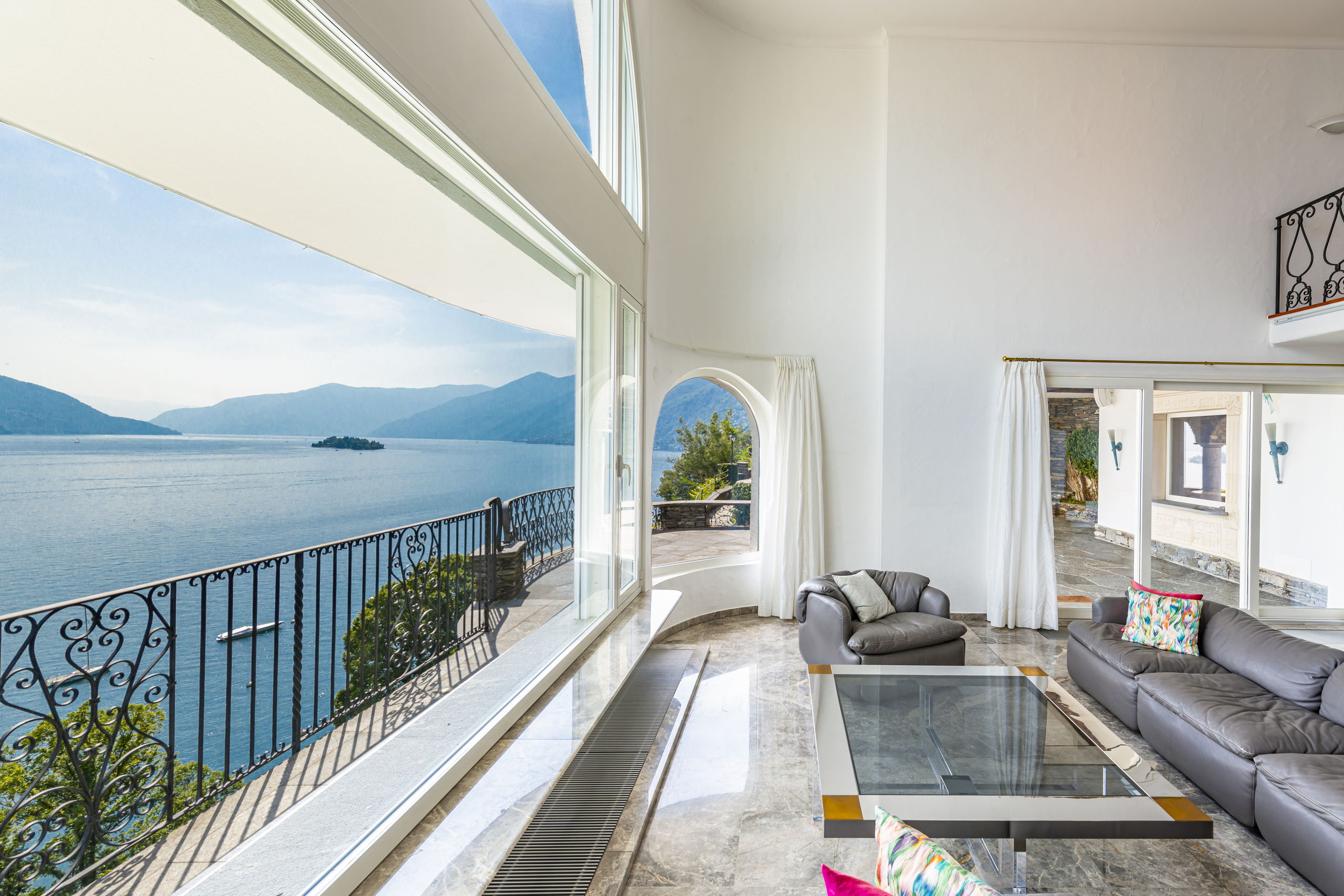 Wohnzimmer mit Panoramablick auf den See