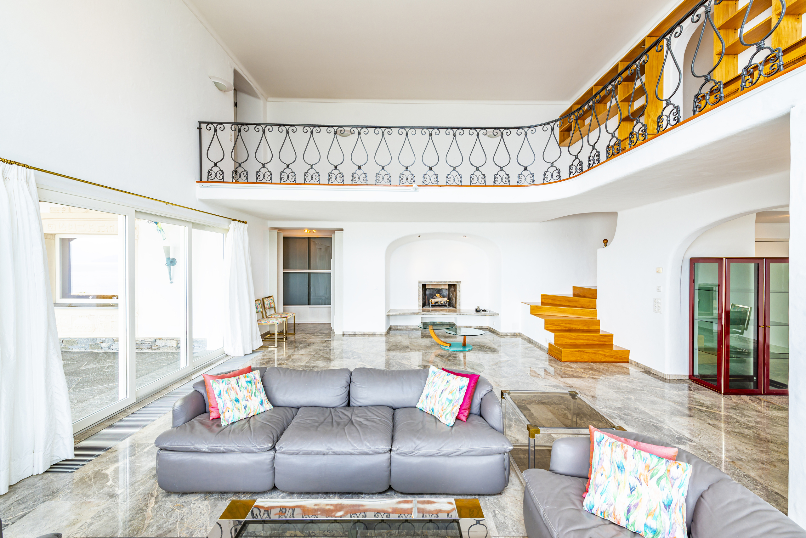 Großzügiges Wohnzimmer mit Galerie und Kamin