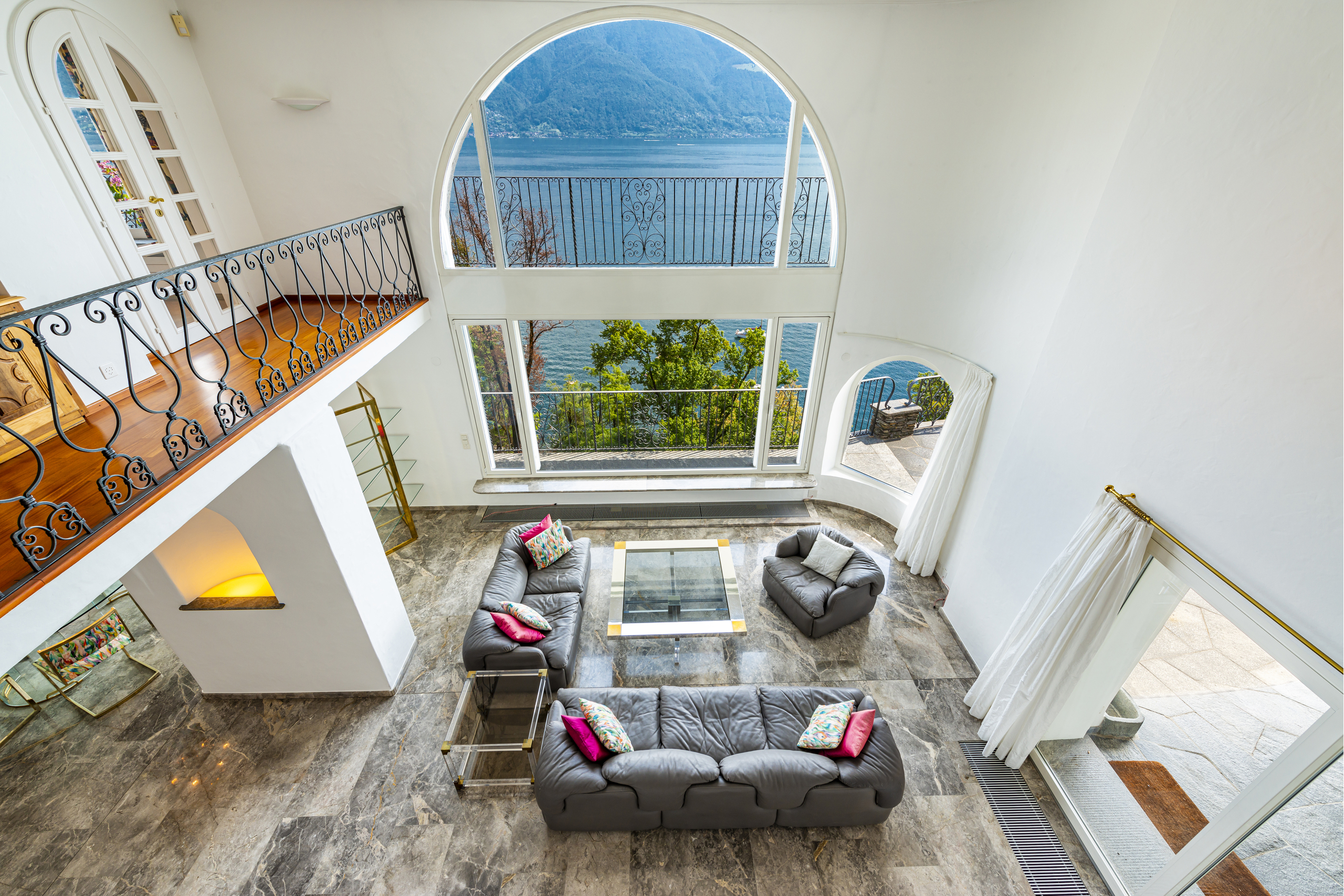 Luftiges Wohnzimmer mit Seeblick