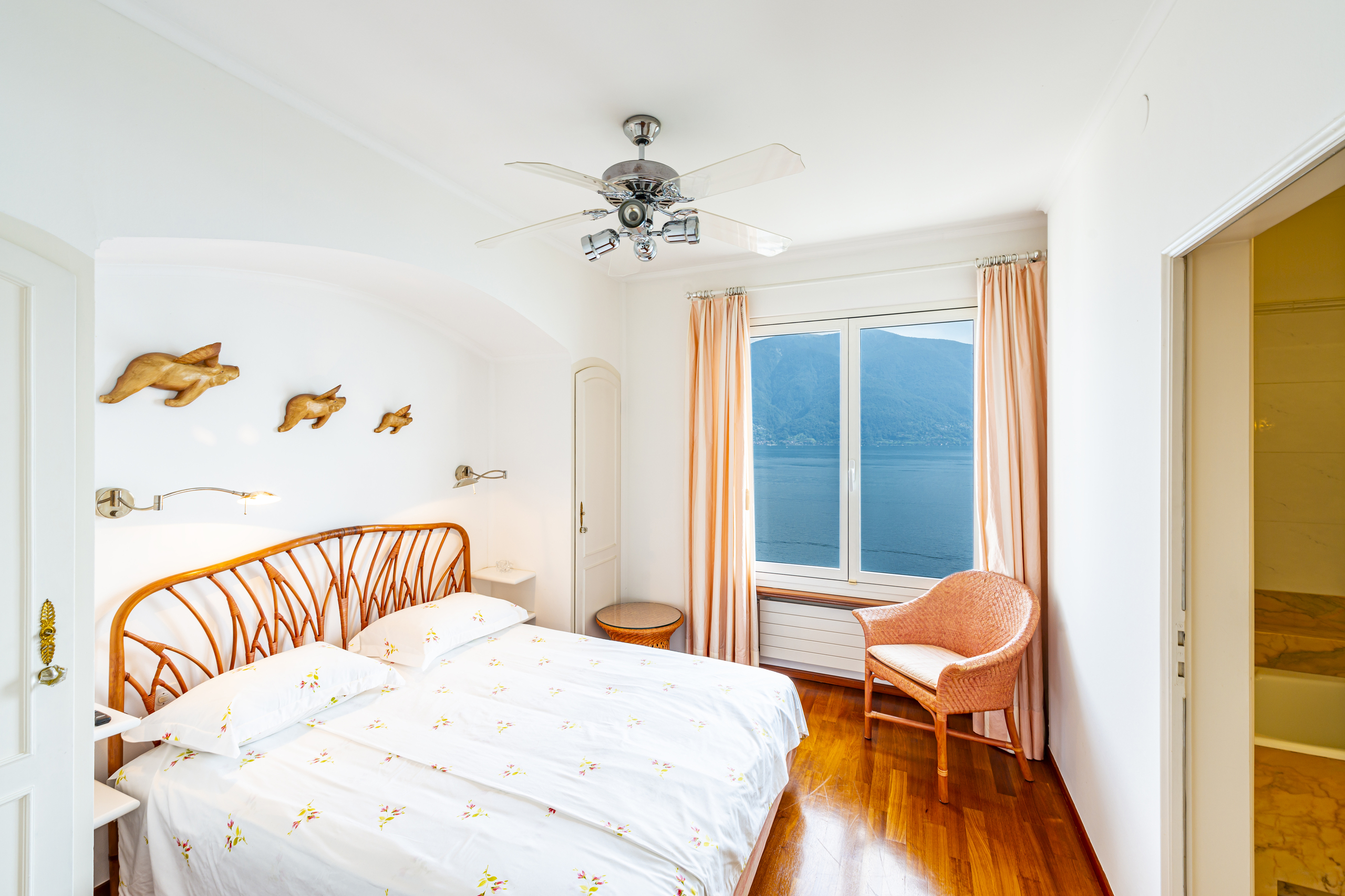Helles Schlafzimmer mit Meerblick