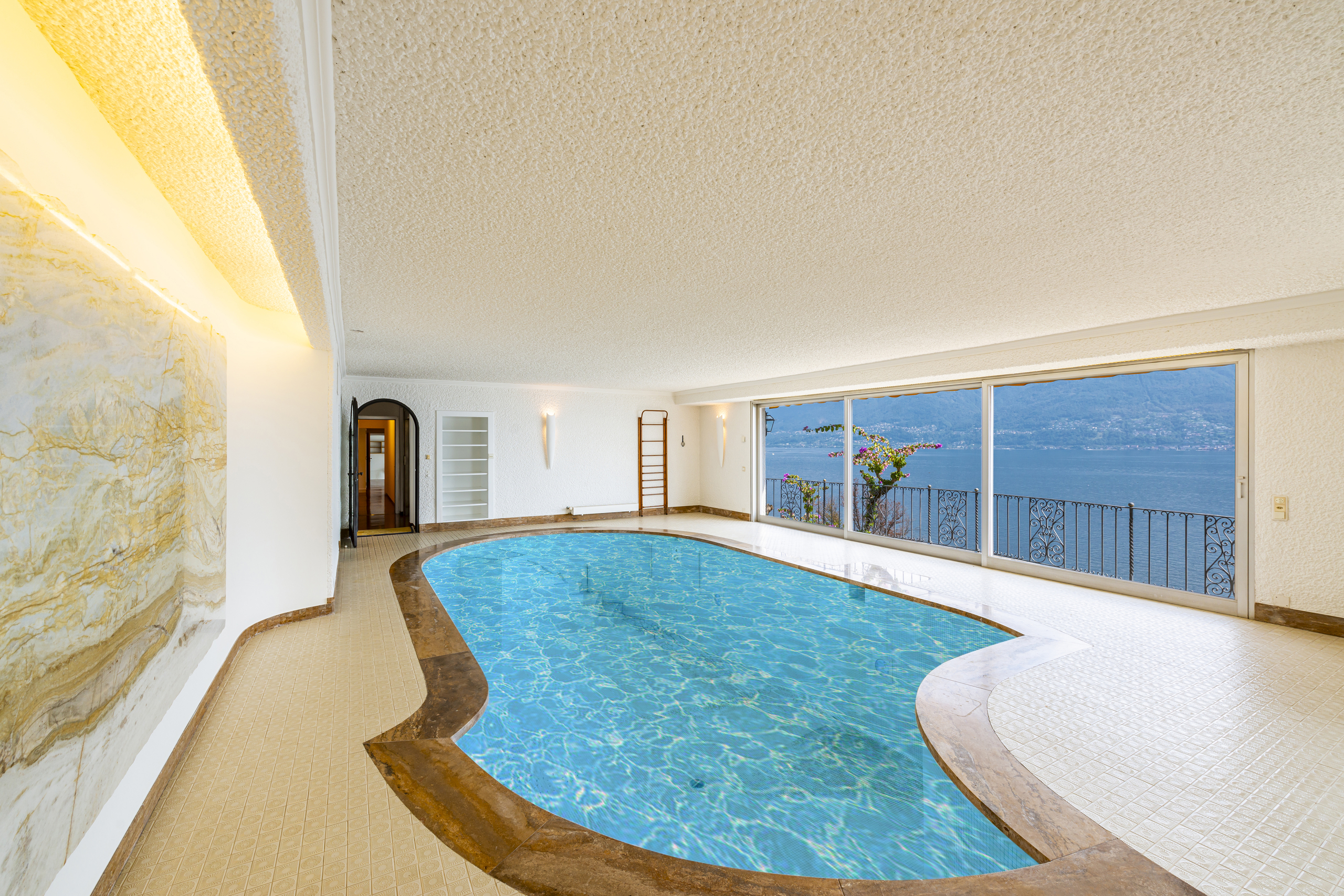 Innenpool mit Seeblick