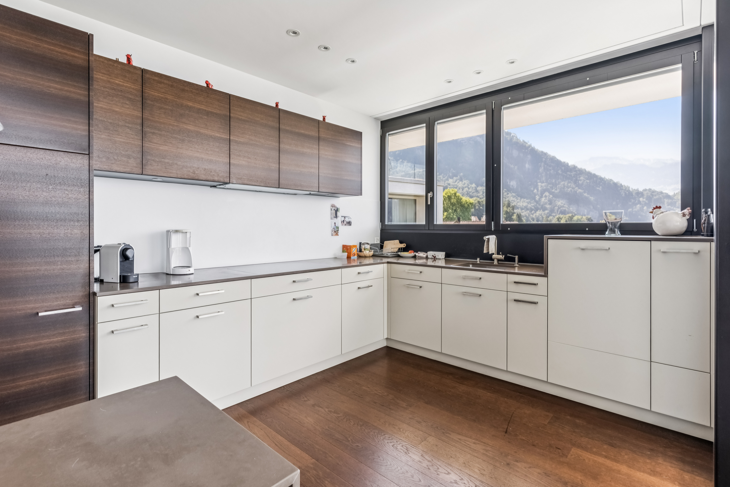 Moderne Küche mit Bergblick