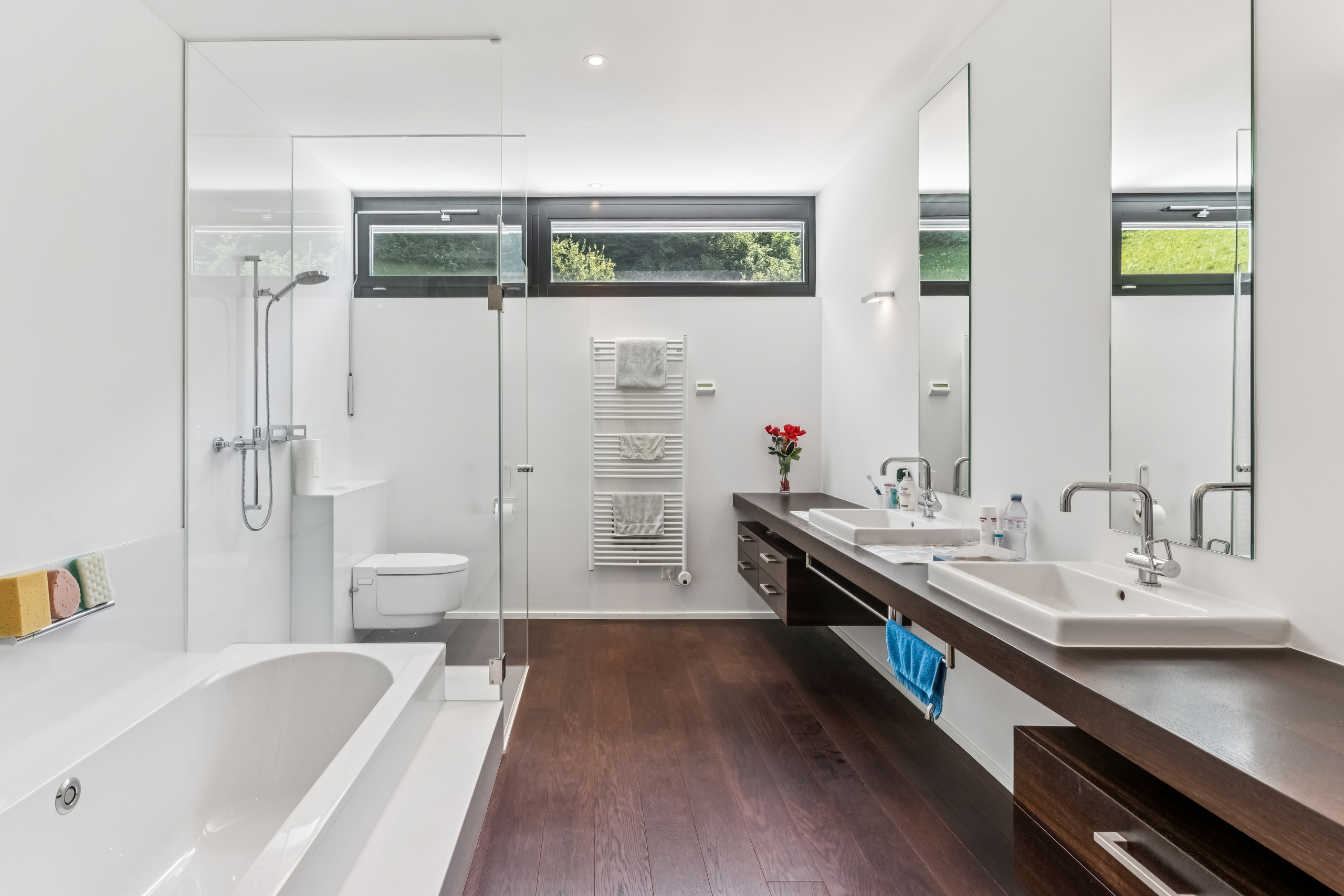 Modernes Bad mit Doppelwaschtisch und Badewanne