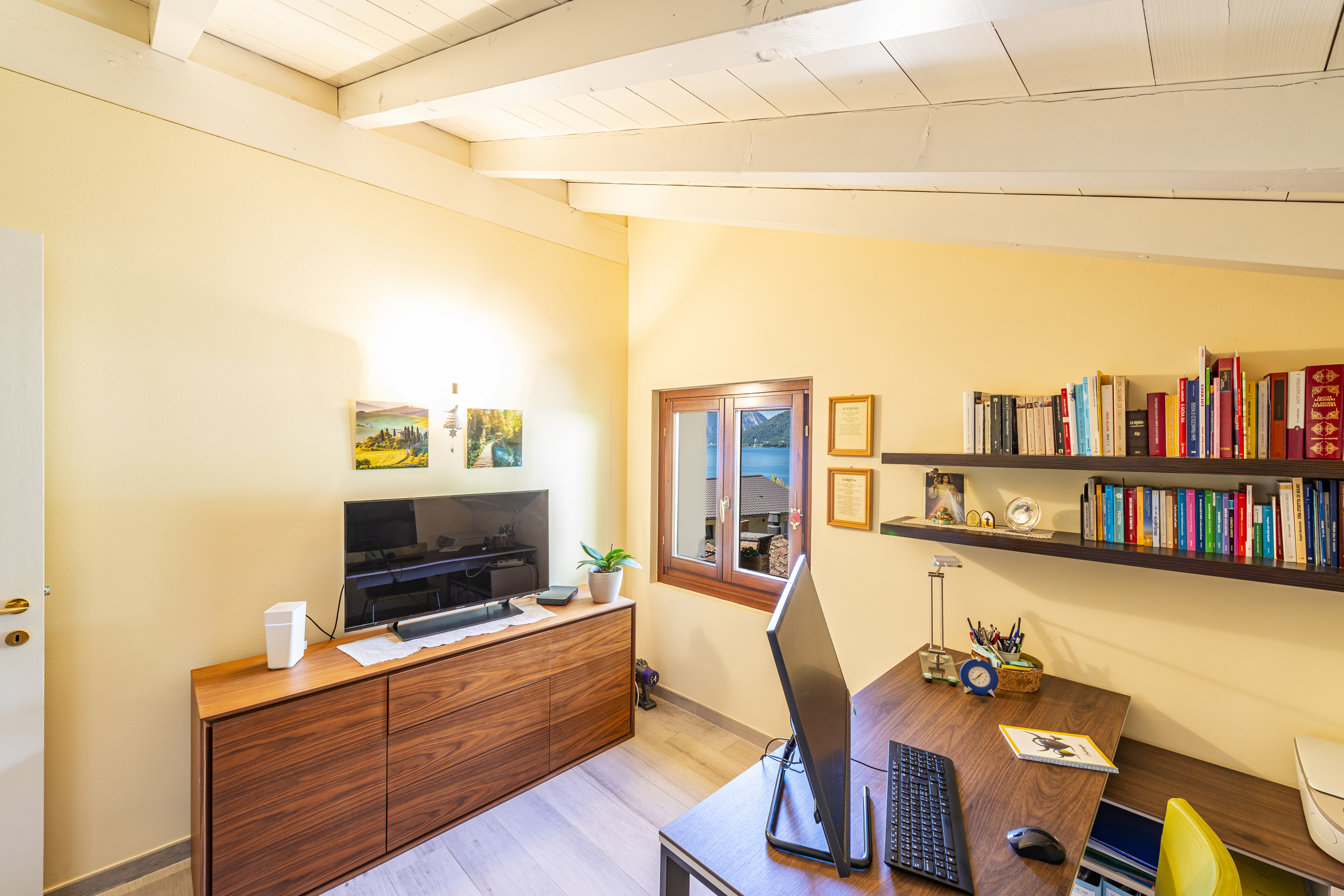 Arbeitszimmer mit Seeblick