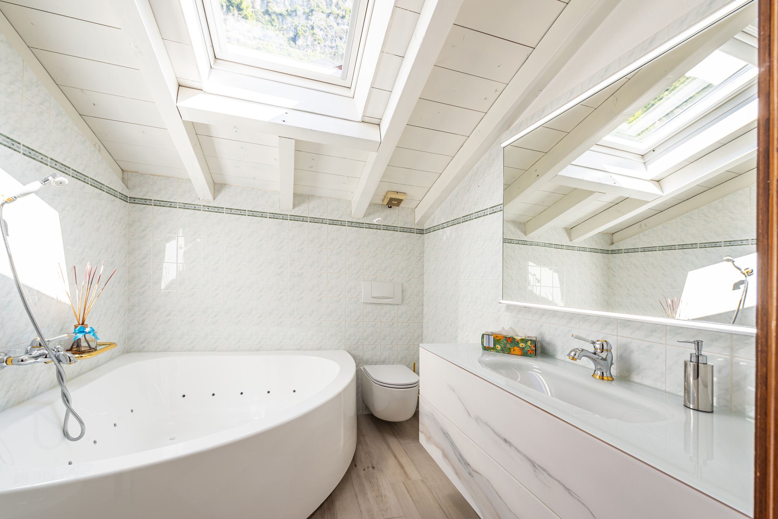 Helles Dachgeschoss-Badezimmer mit Badewanne