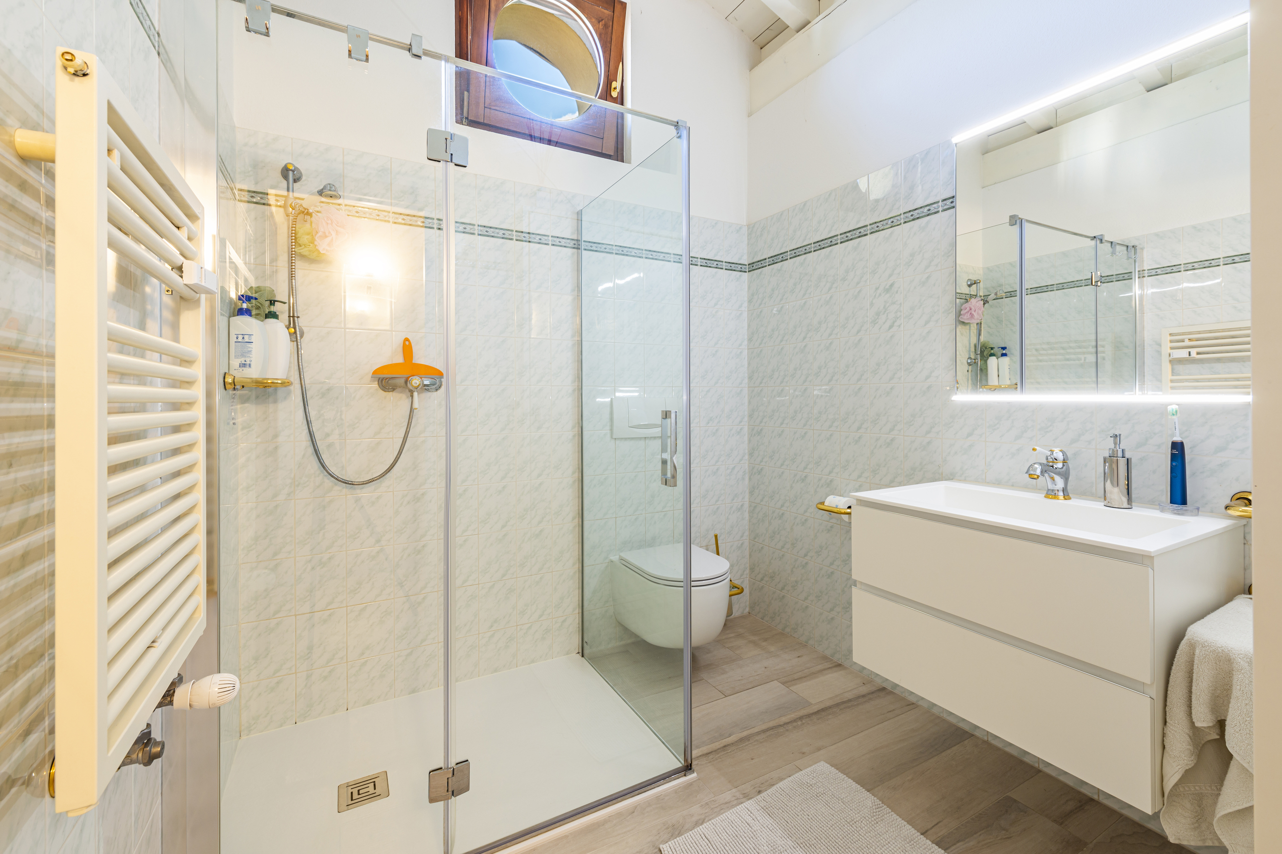 Modernes Badezimmer mit Dusche und WC