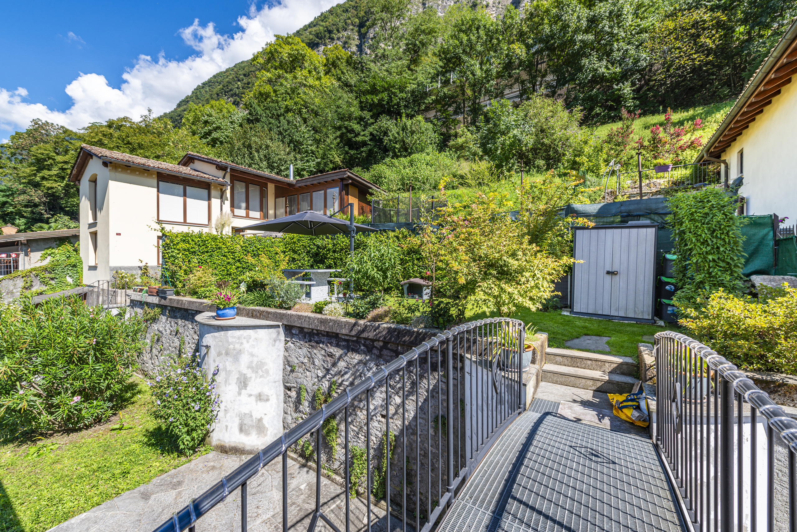 Hanggrundstück mit Häusern und Garten