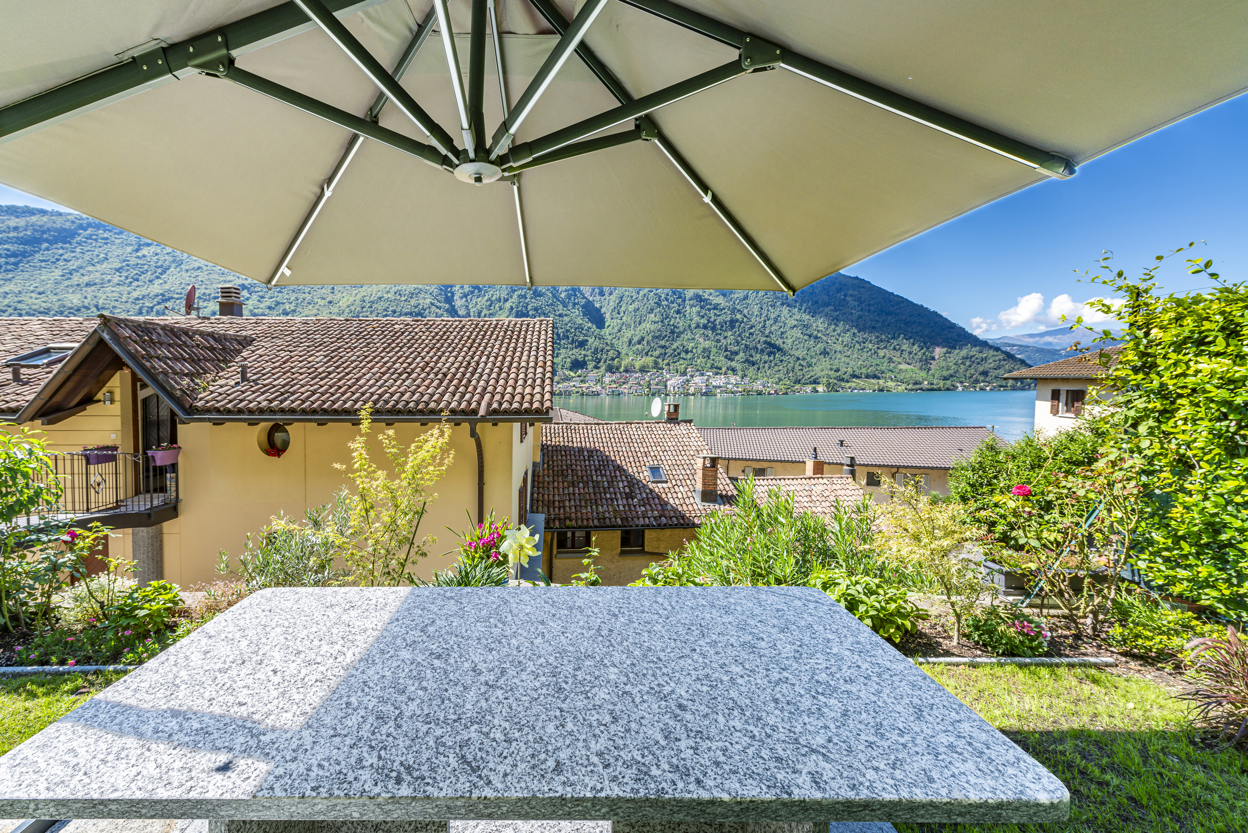 Seeblick von Terrasse mit Sonnenschirm