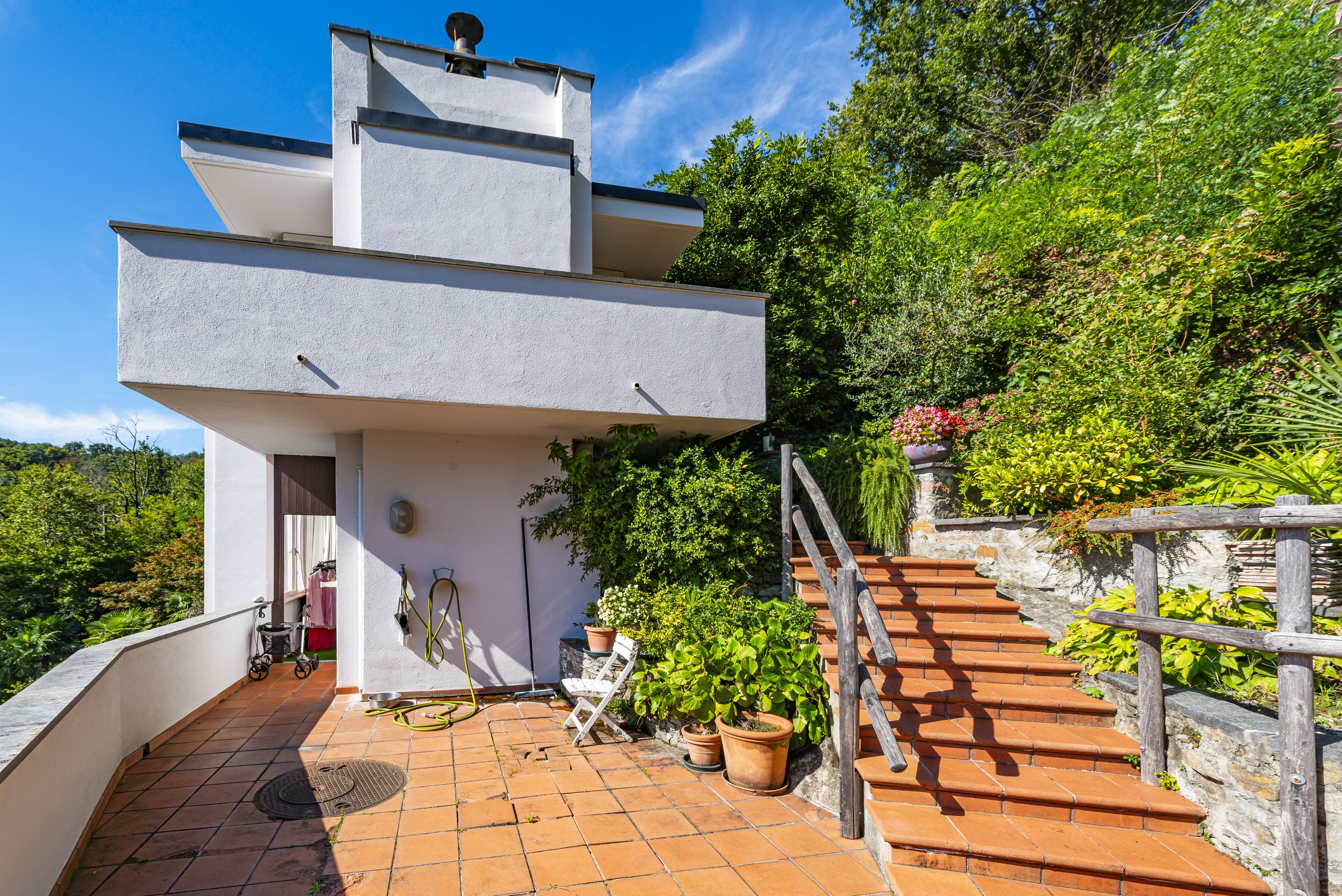 Terrasse und Hausansicht im Grünen