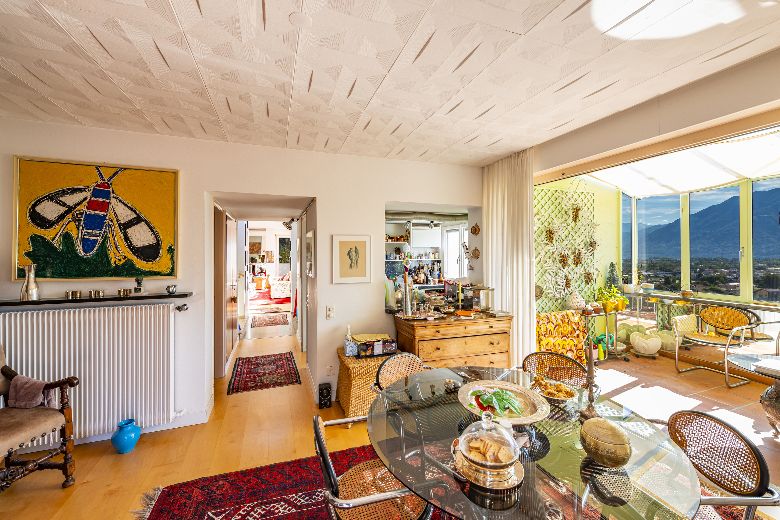 Helles Wohnzimmer mit Essbereich und verglastem Balkon