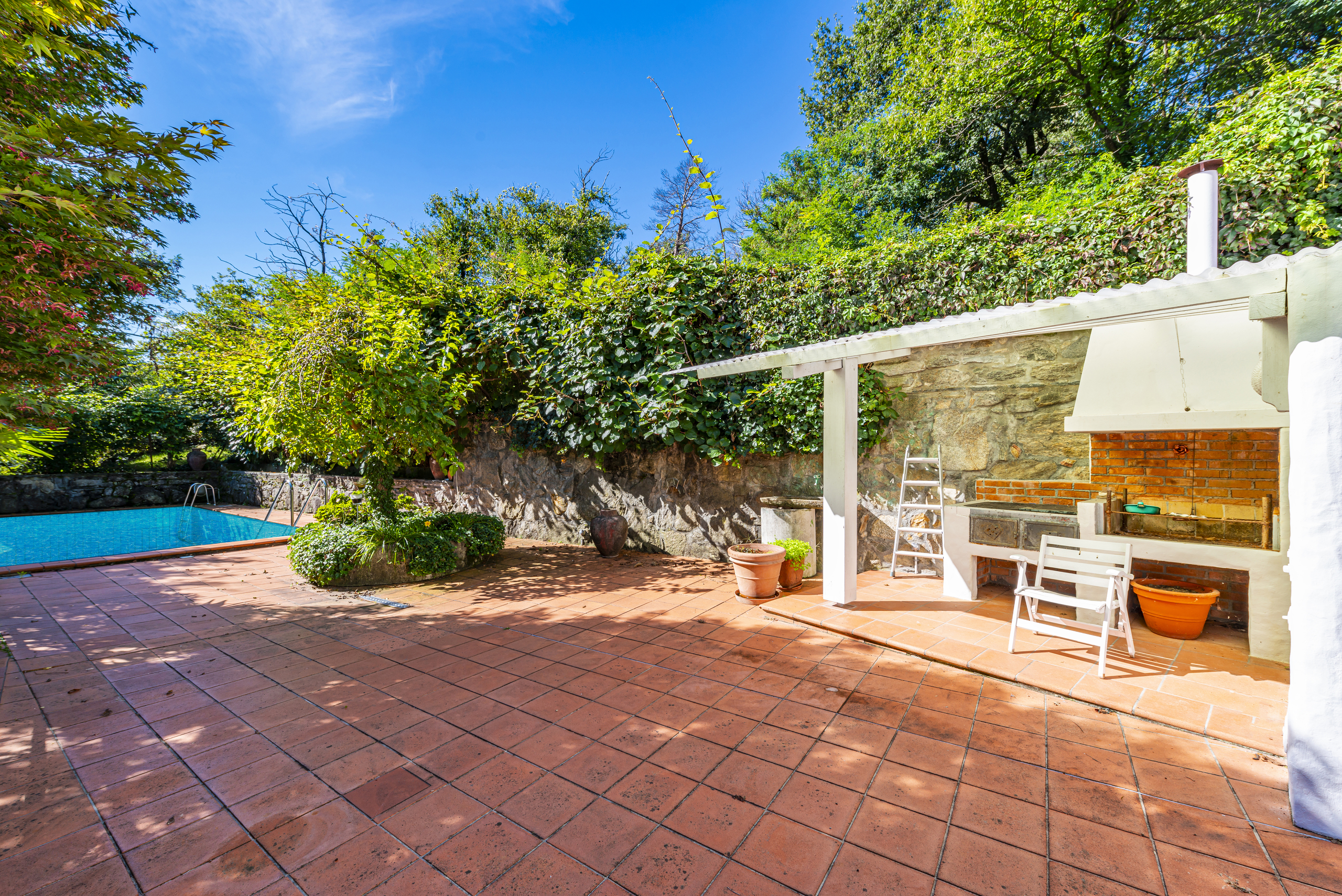 Poolterrasse mit Grillplatz