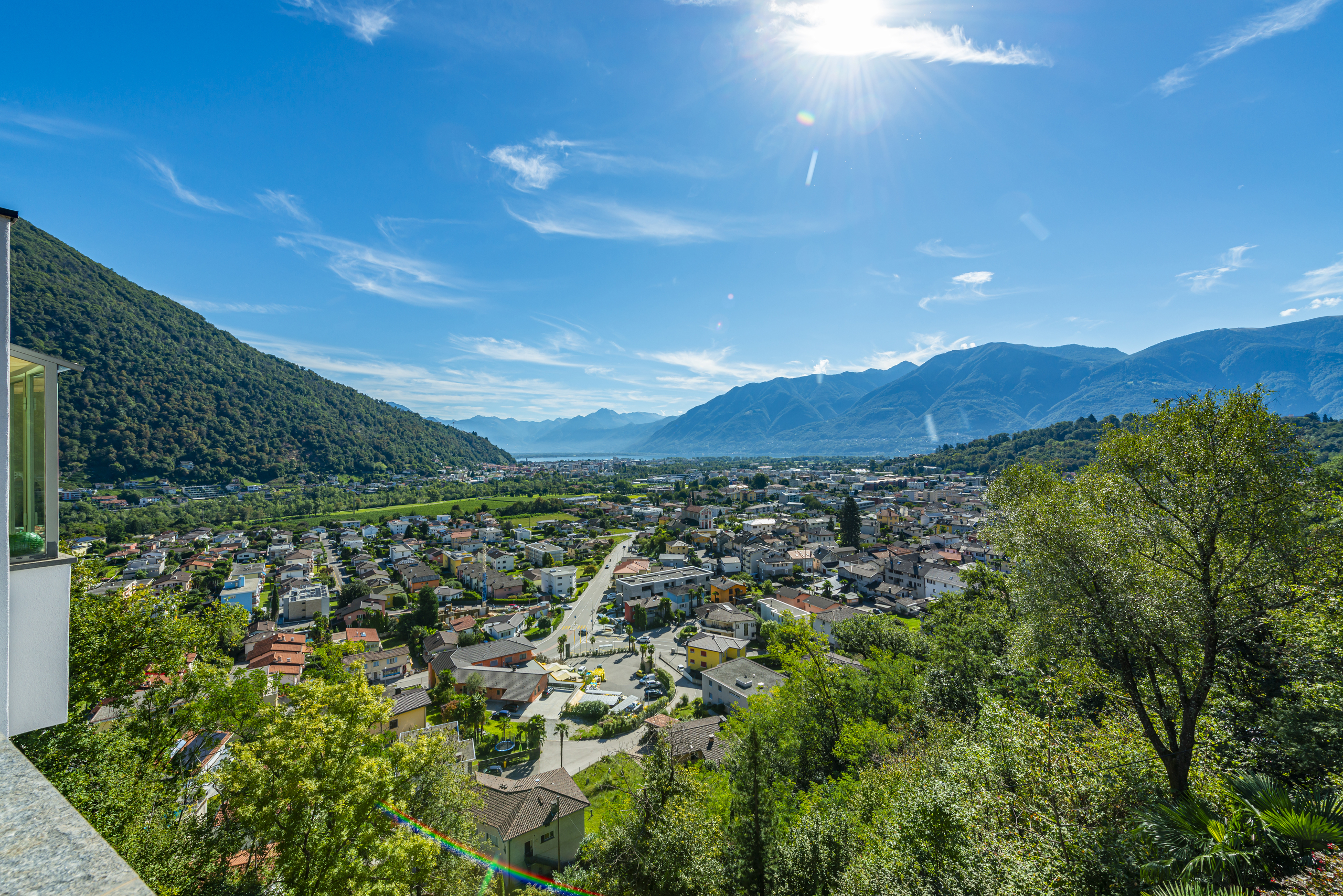 Panoramablick auf Tal und Berge