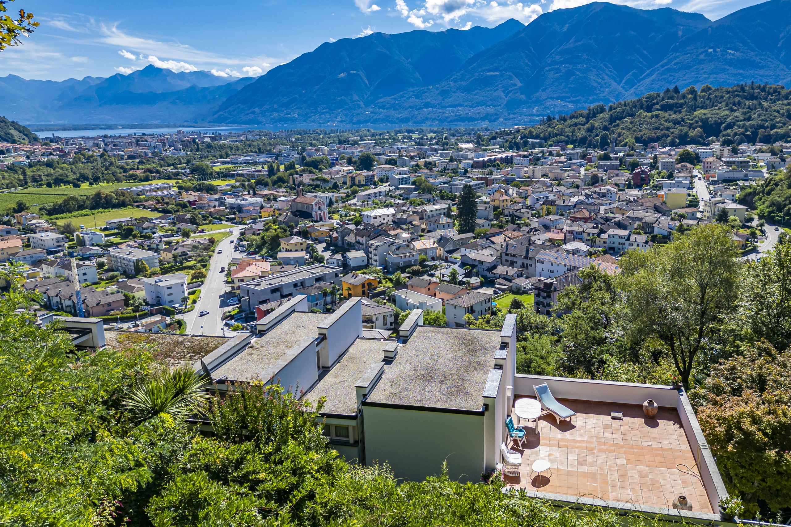 Panoramablick über Stadt und Berge