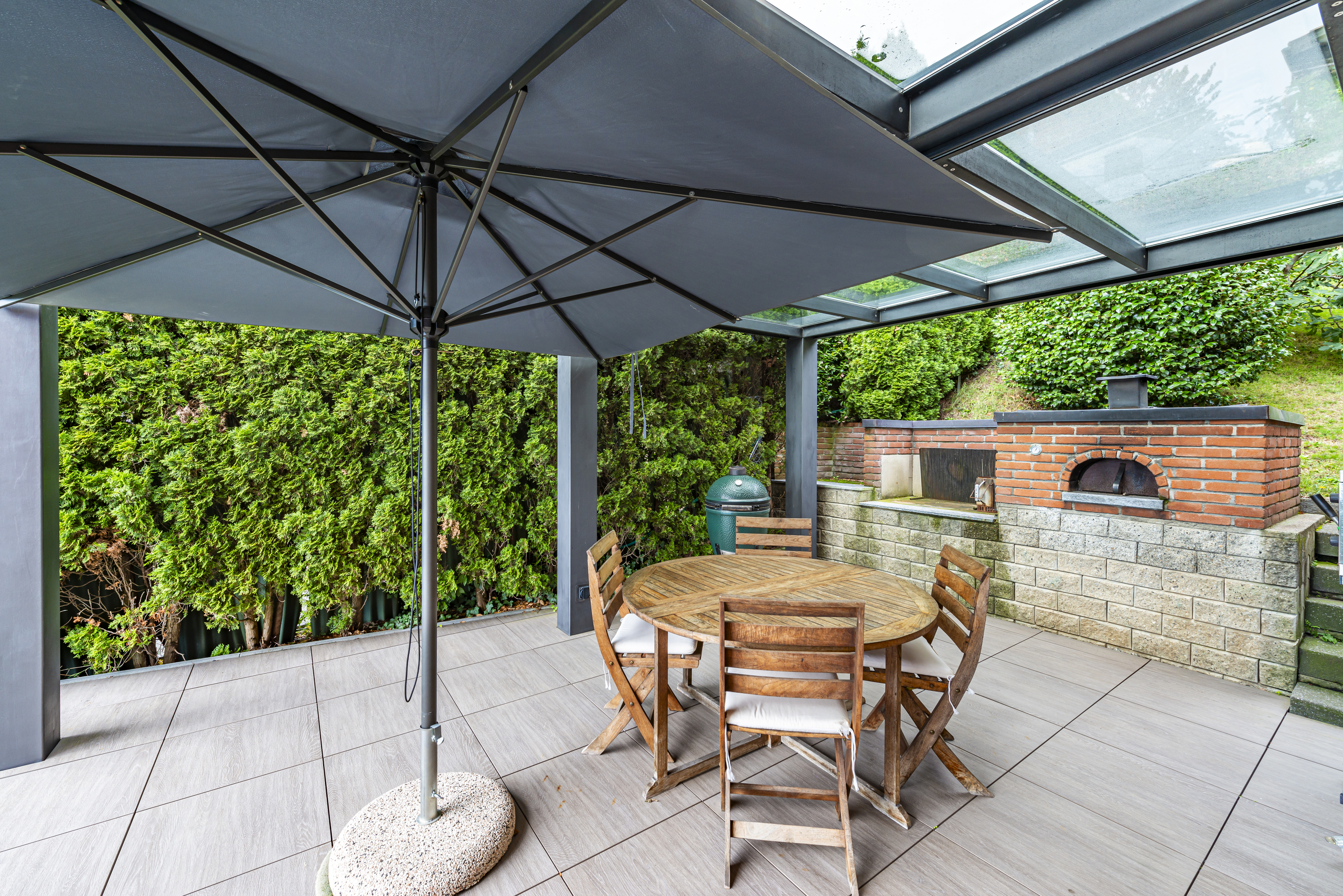 Überdachte Terrasse mit Grillplatz