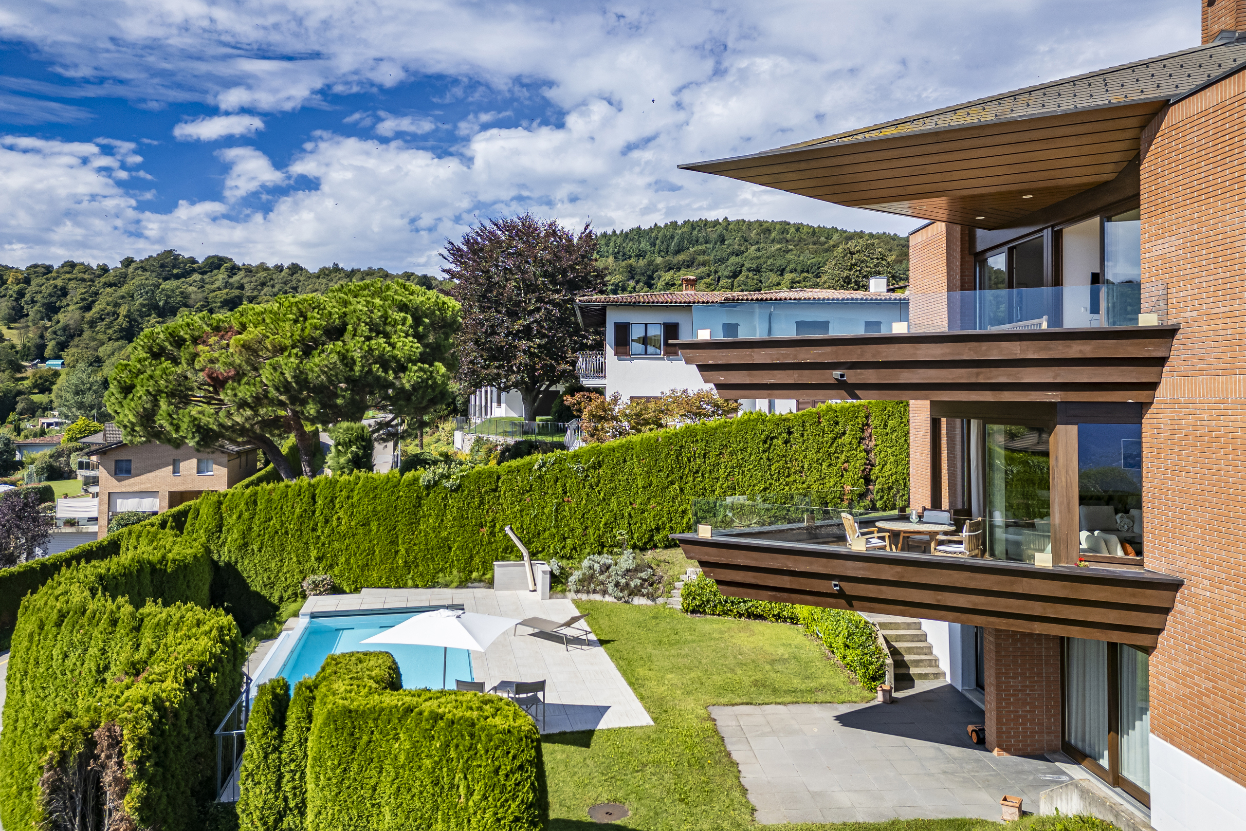 Luxuriöses Haus mit Pool und Blick ins Grüne